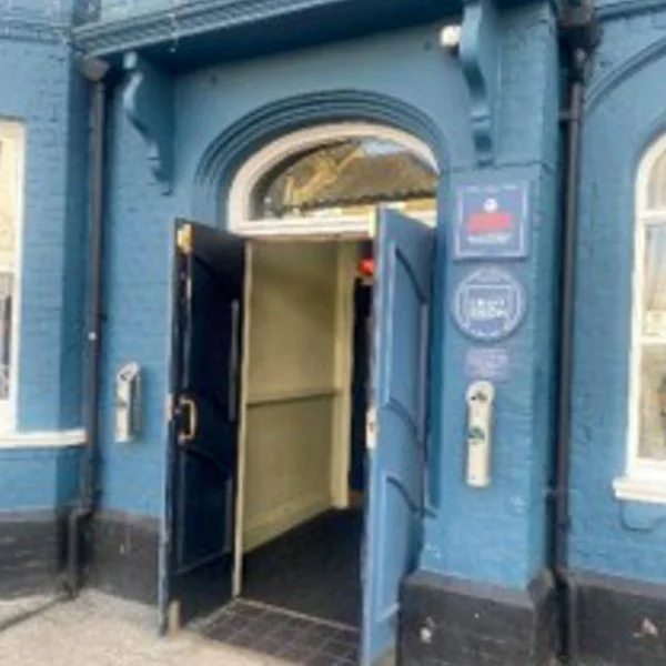 broadway-pub_leigh-on-sea__0004_Photo 1 Main entrance to pub-2.jpg