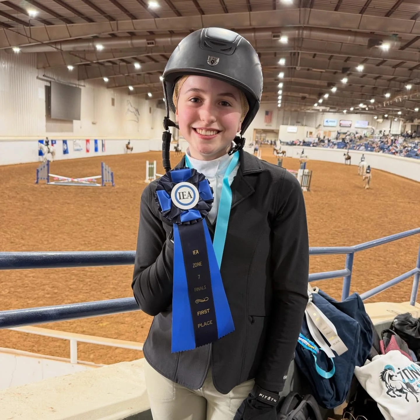 Congratulations to Abby Daubert, for finishing🥇at @rideiea Zones! 
Abby finished 1st place in the Junior Varsity Beginner Equitation on the flat W/T 👏🏻🥇
She will be going to Nationals in St. Lois, MO, in April!