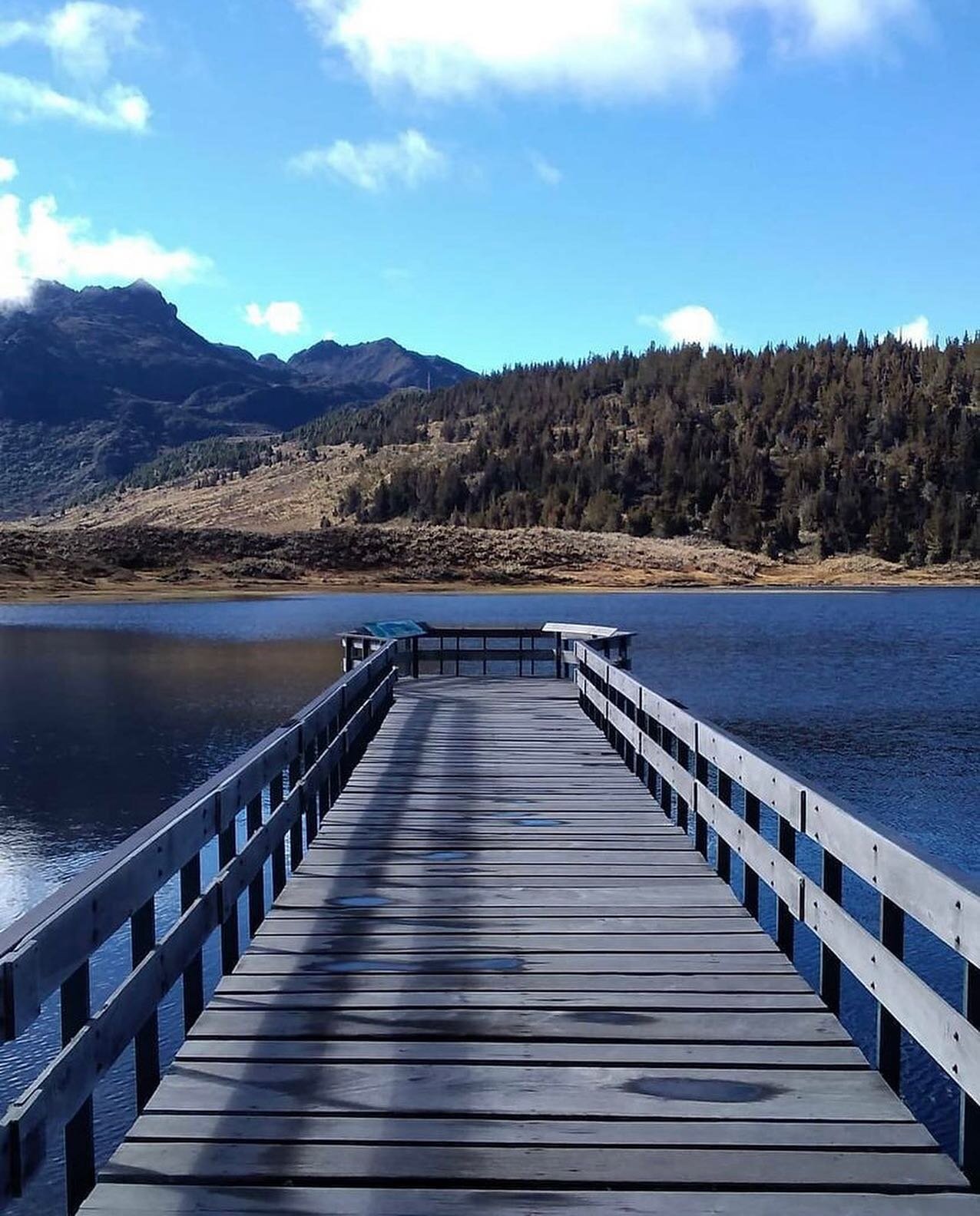 Laguna de Mucubaj&iacute;: 🏞💧 Est&aacute; situada entre 3625-3655 msnm en el Parque Sierra Nevada y es una de las lagunas m&aacute;s grandes de la regi&oacute;n. Indudablemente, es un sitio en el cual se respira paz y tranquilidad as&iacute; que si