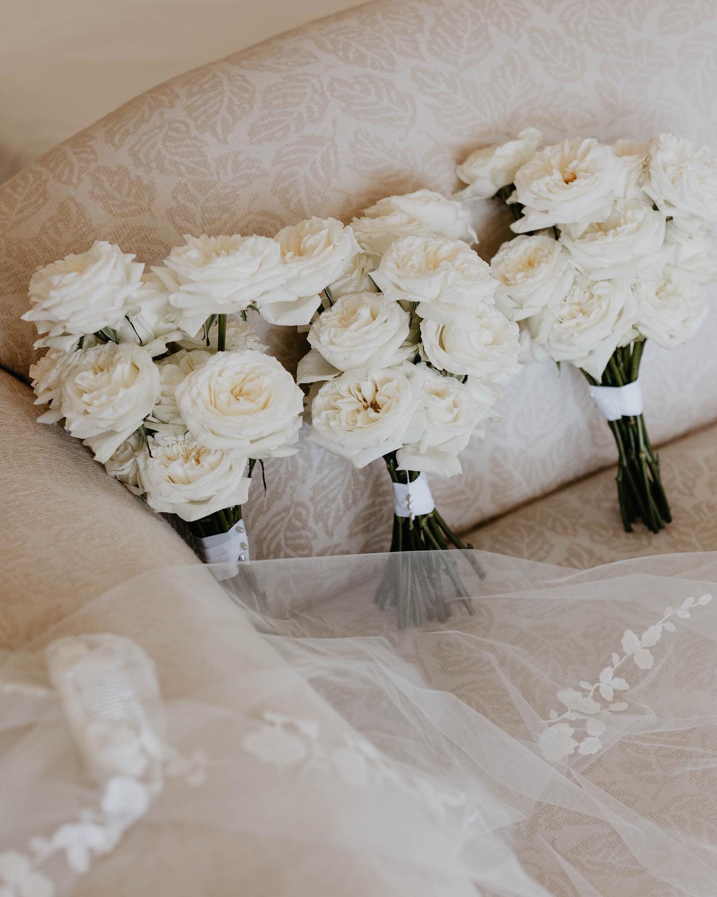 Cassie's bridesmaids bouquets along side her gorgeous veil 🖤 

#weddingdetails #weddingbouquet #rosebouquet #graceloveslace