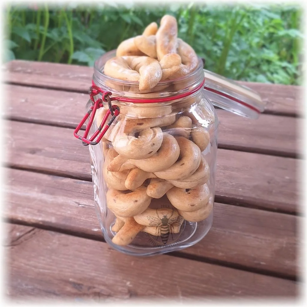  What is the best way to eat taralli?  A traditional Italian way to enjoy taralli is  with a glass of wine (or grape juice) . Dip the cracker into your glass and allow it to soak up some of the liquid.  Personally, I love dipping it in the soup or a 