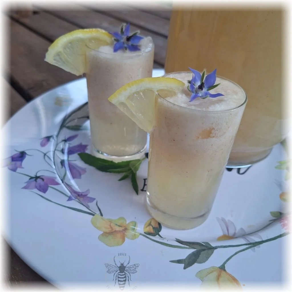  Fresh white currants from the garden blended into a refreshing homemade lemonade, naturally sweetened with dandelion syrup or fragrant borage syrup. 