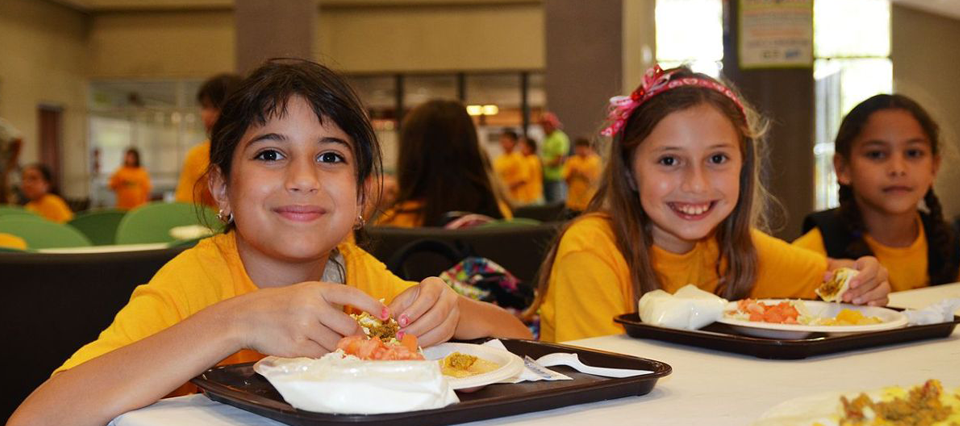 From 3 years old through high school, we play an important role in developing our children for success. Well-balanced nutrition and quality, with the support of dietitians.

We fully believe that the food you put into your body will have a direct rel