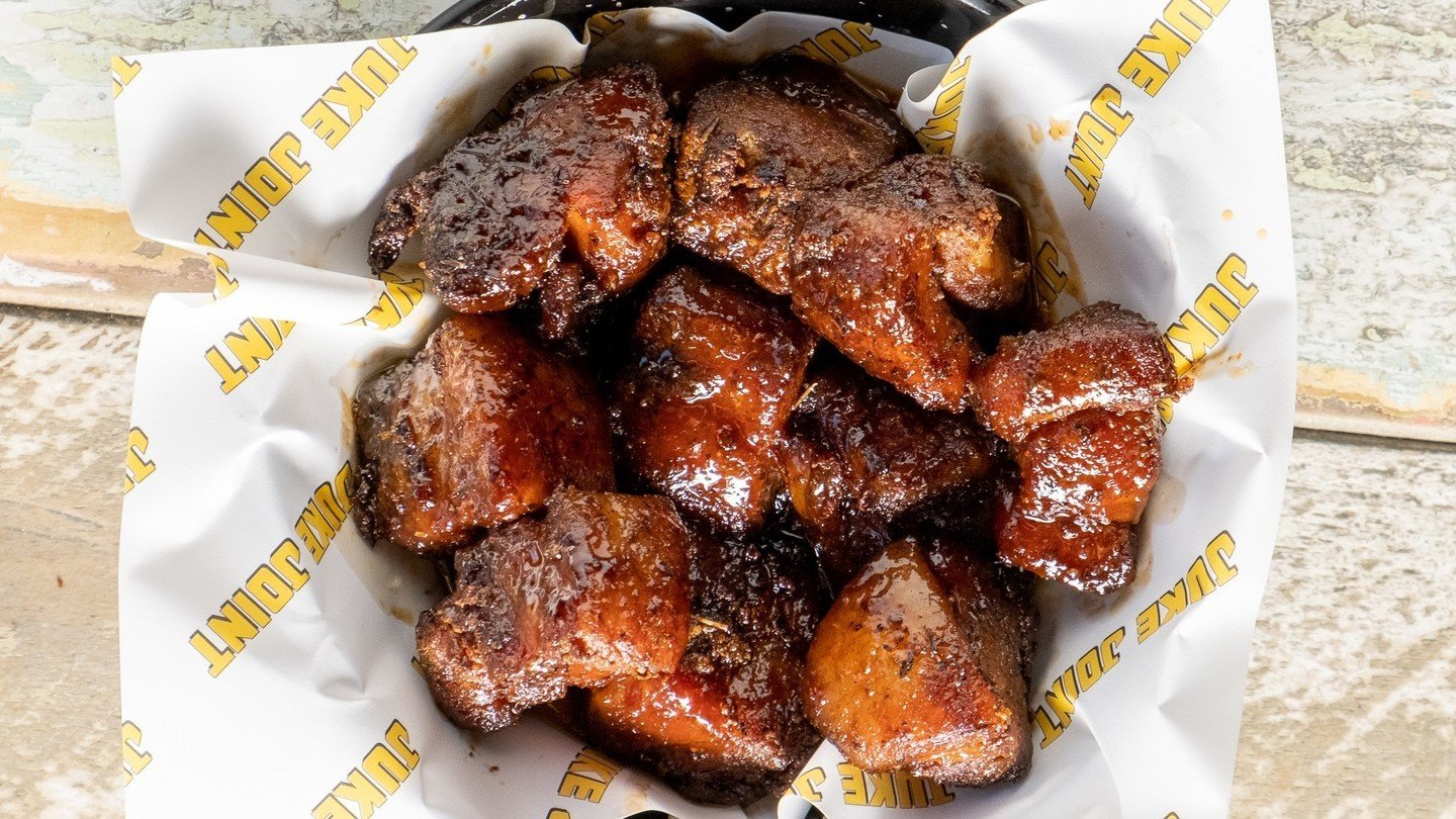 Pork Belly bites 🐖⁠
⁠
Delicious bites of rubbed and smoked pork belly, glazed with our extra sweet BBQ sauce 🤤