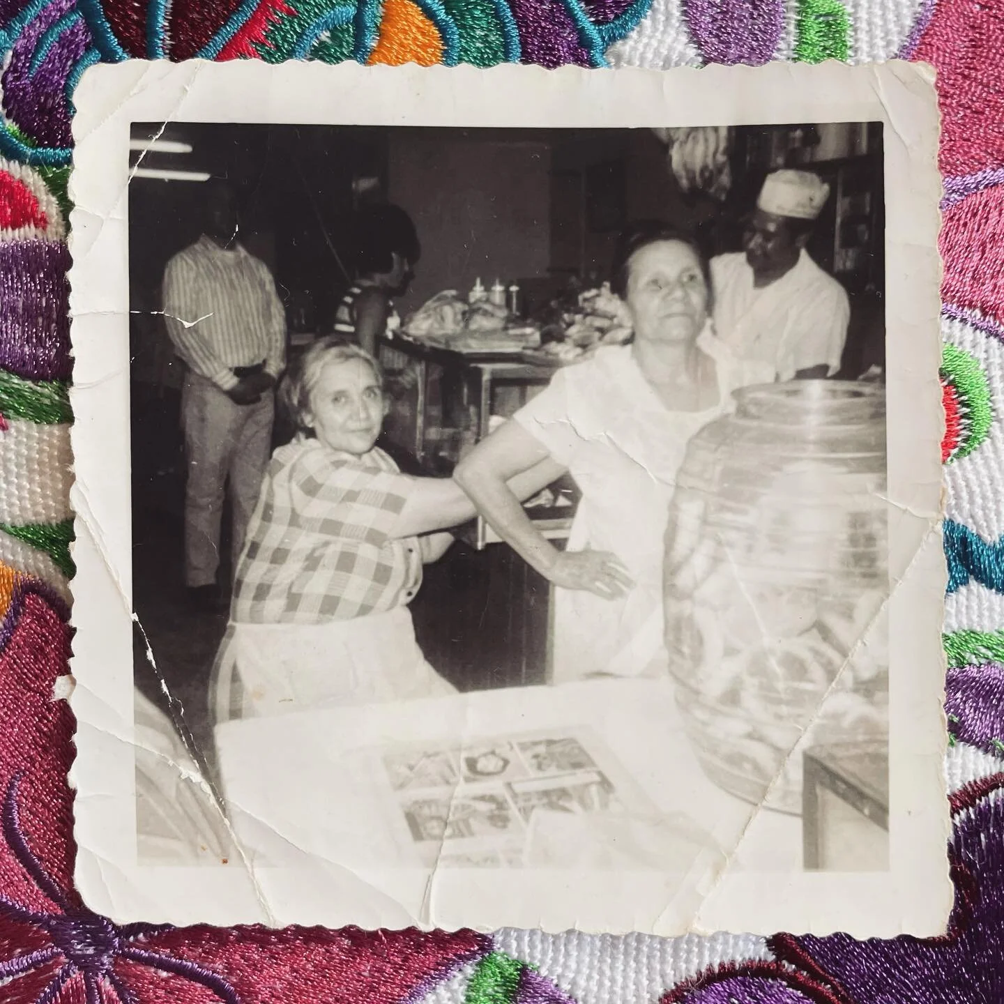 Amor eterno. Mi abuelita, Jovita (left).