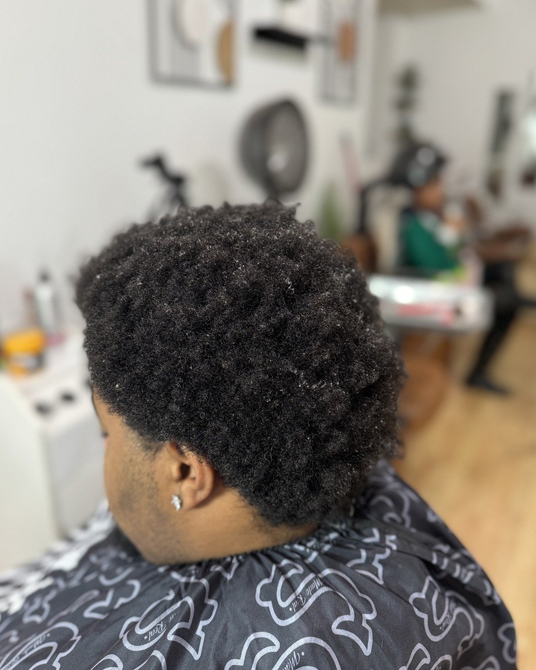 Don&rsquo;t miss the 4th slide LOL!

We really have the best time with our clients and little friendly competition is always necessary 🤣

This service was a combo! Our braider, @nique_lynn, started off with a full detangling and blowout. After that,