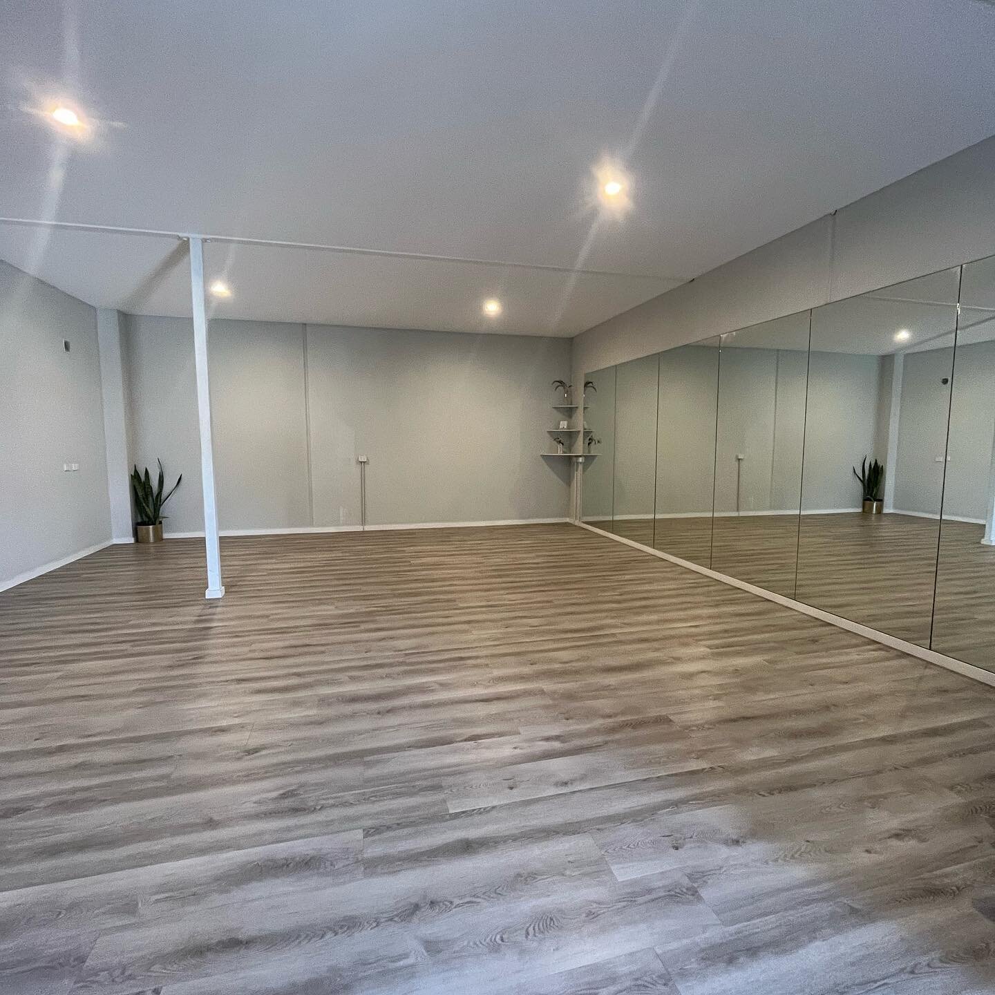 Studio space for hire. 
New and modern studio space in Byron Bay industrial estate suitable for
dance classes , workshops,
retreats, photo shoots, yoga, meditation or personal practice use. 
DM for more info and to book.
#workshopspace #studiohire #b