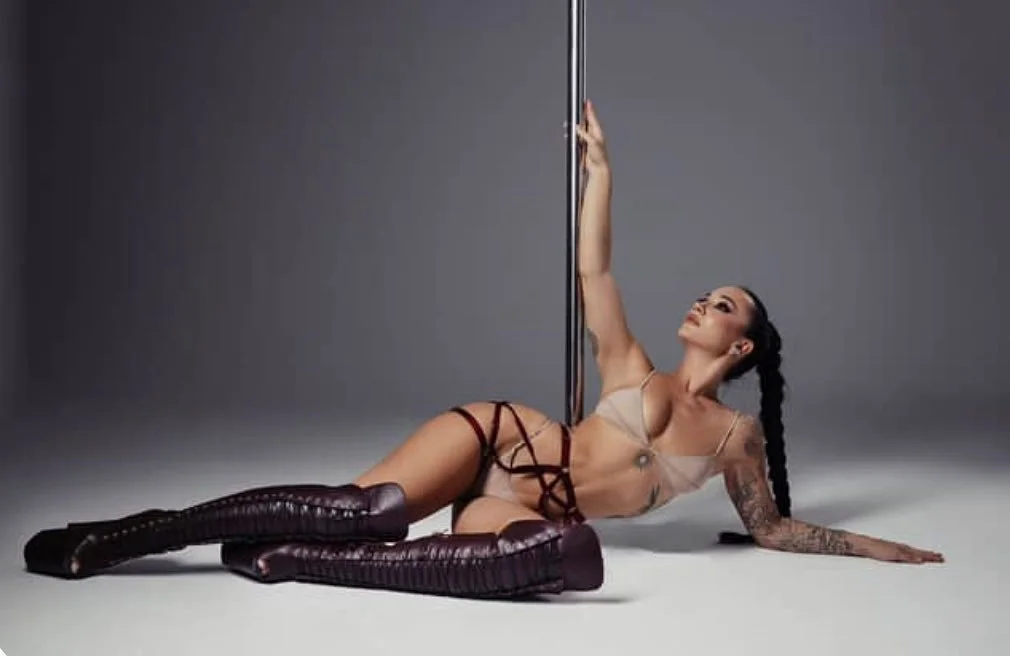 So excited to be hosting @oooh_daria at 
@starpolestudiobyronbay 

Sensual Flow Workshop
Friday 21st November 6-7.30pm
$170 
Level, Pre-inter and above 

Workshop Description 
Sensual flow : 
Step into a world of Slow Flow and sensual precision with 