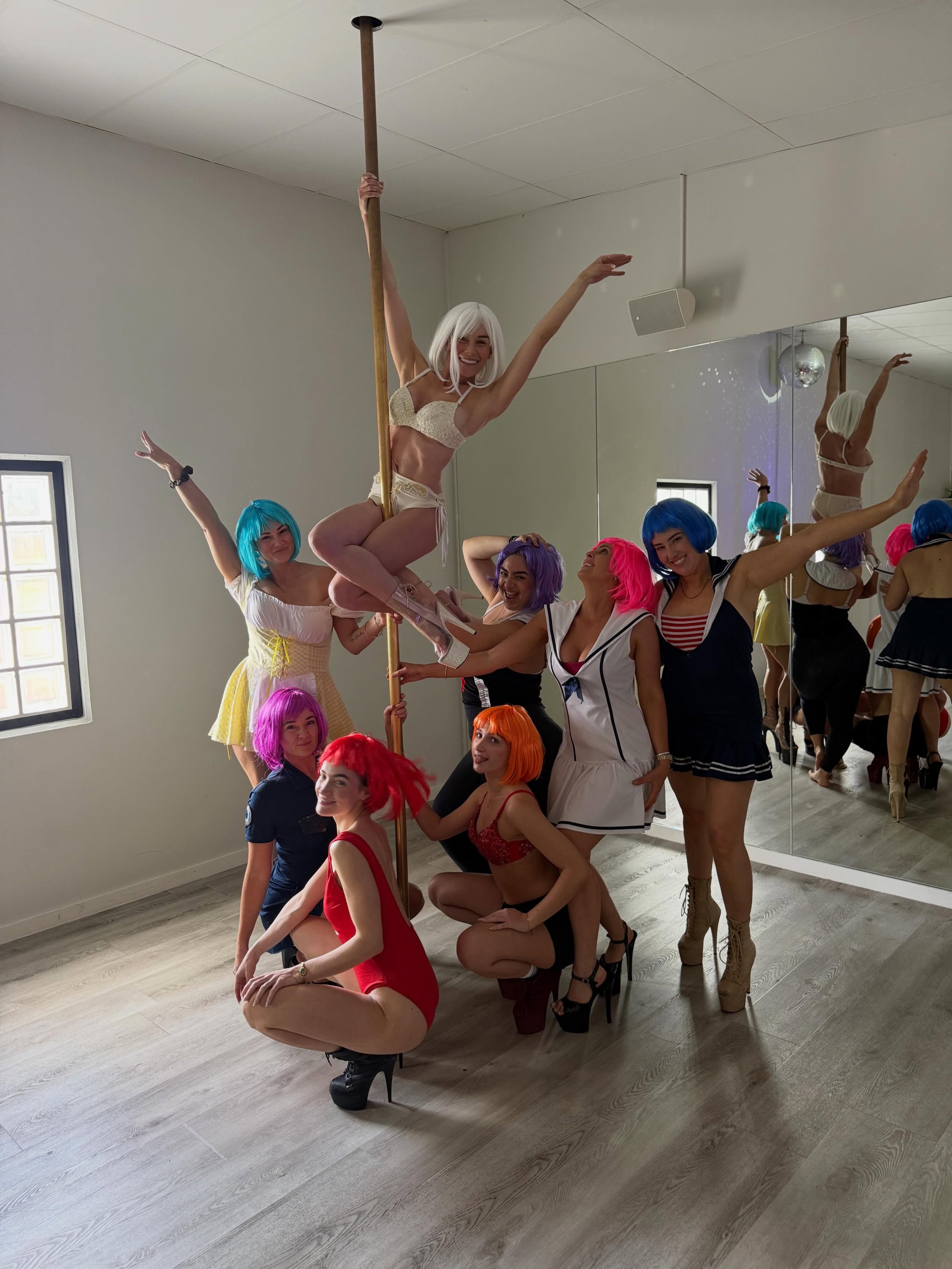 It was such a pleasure hosting Alysia&rsquo;s hens party today!!! You were all sooooo amazing! Sexy, strong and such beautiful bright energy!!!! Loooovved teaching you!!!! 

#hensparty #hensofinstagram #hensoartyideas #byronbay #henspartiesbyronbay