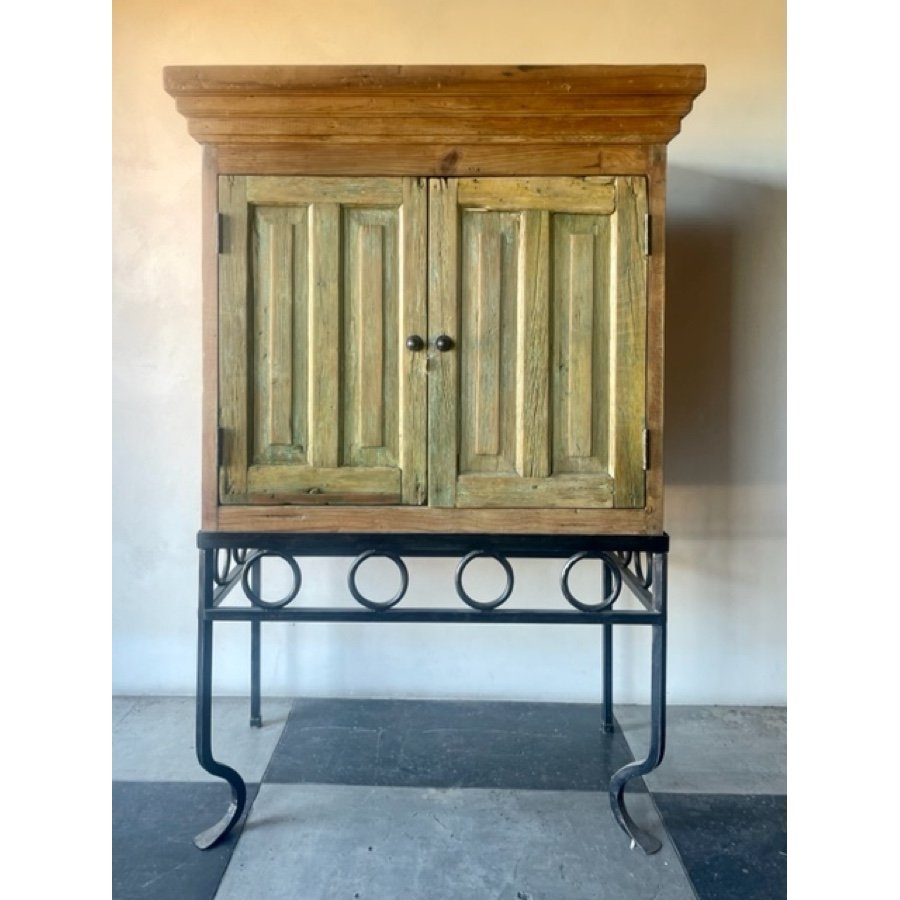 CABINET WITH METAL FRAME BASE