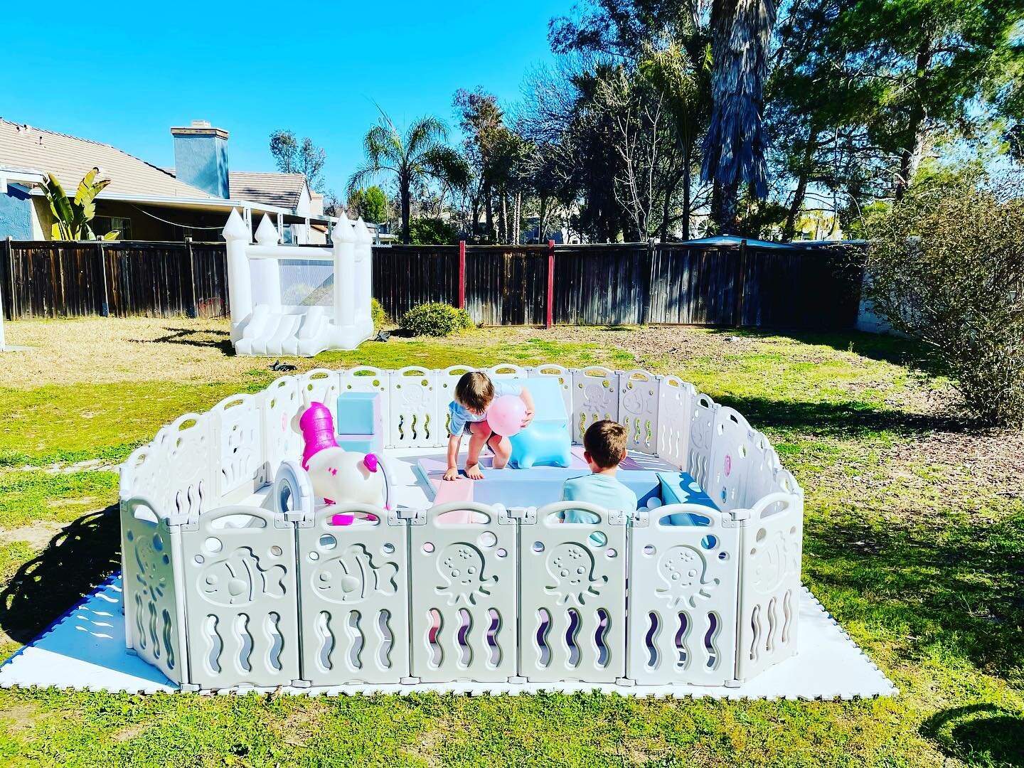 Sundays set up! 🧜&zwj;♀️ 🫧 
The Mini castle pairs perfectly with all our 3 set ups! 🤍✨

#softplay #softplayrental #brinquitossoftplay #mermaid1stbirthday #murrieta
