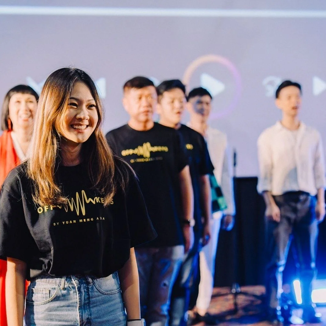 Ready to find your voice? 🎤

Stop imagining what you could sound like and find out for yourself! In just 60 minutes, our intensive trial class will help you discover your vocal power and learn to sing better, all while having a blast.

This isn't ju