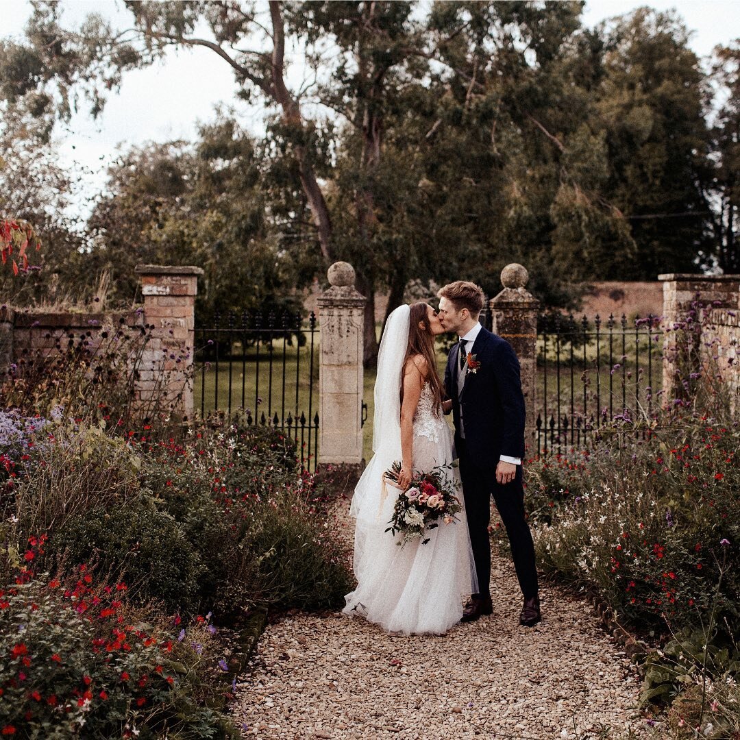 NEW REAL WEDDING | Sophia and Charlie&rsquo;s Cosy Autumnal Party Wedding at @elmorecourt ✨

When it comes to an autumnal wedding, there is no better location than a beautiful, history filled building like Elmore Court. Curiosities around every corne