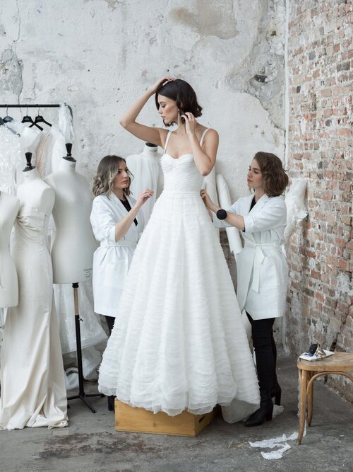 11 Bridgerton-Inspired Wedding Dresses For The Vintage Bride - Wedding  Journal