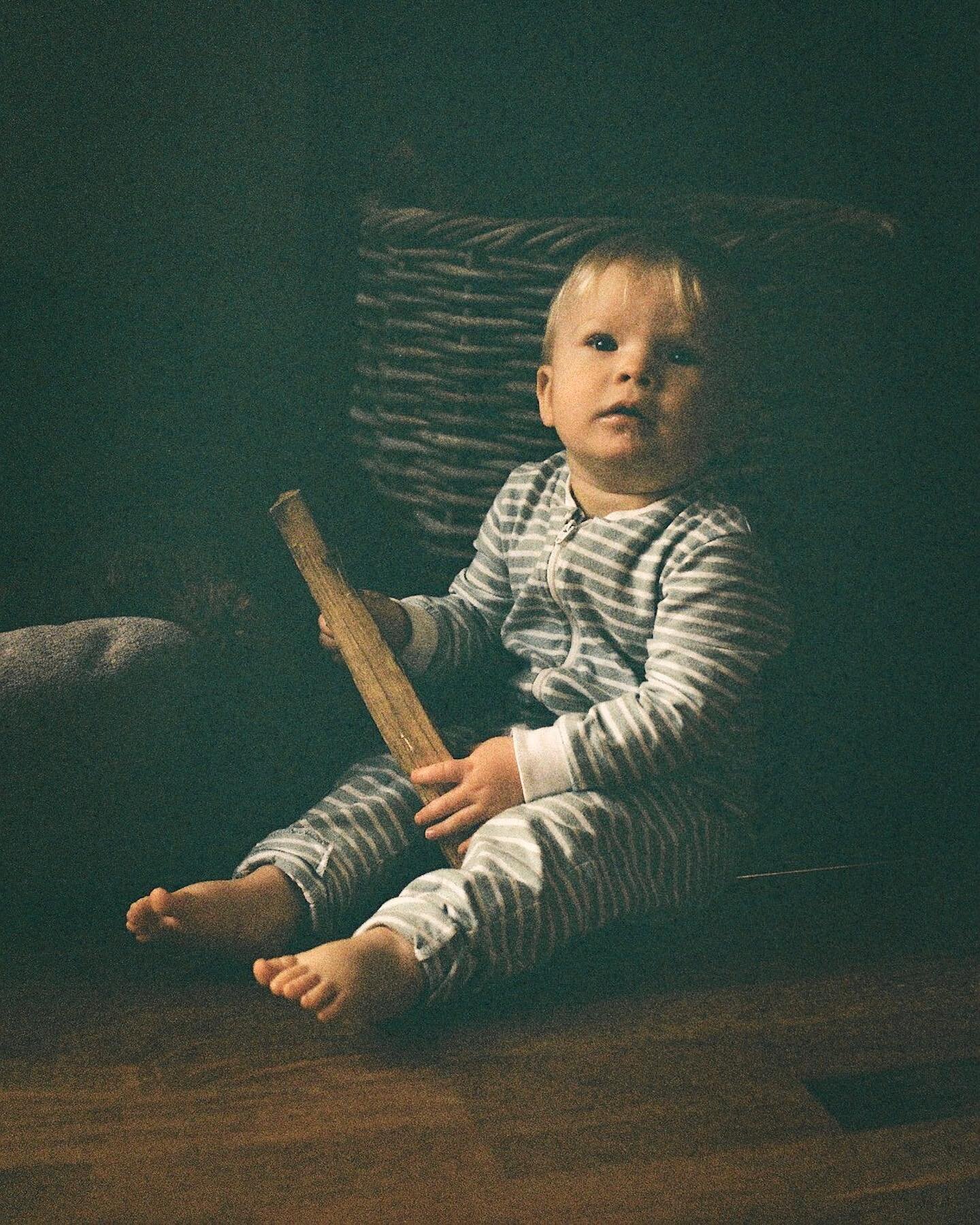 sorting firewood in his pjs 🍂 shot on an old Canon film camera 🎞️ 

#35mm #filmphotography #canon #analogphotography #babyg #shootfilm #norgesfotografer #utno #visitnorway #goodolddays