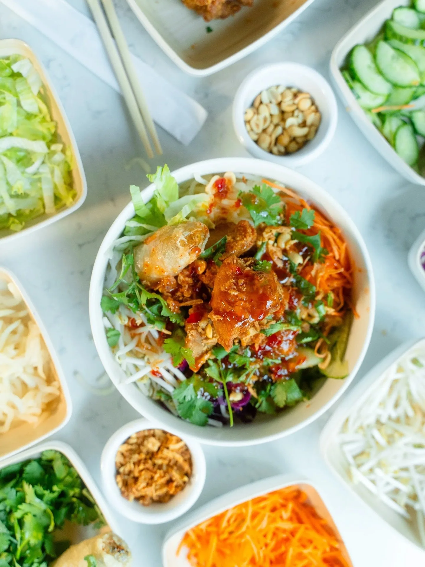 March in Geneva is better with a bit of color. Fresh rice noodles, crisp greens, and the perfect zesty kick to power you through the afternoon.

Ready for a refresh? See you for lunch. 🥢