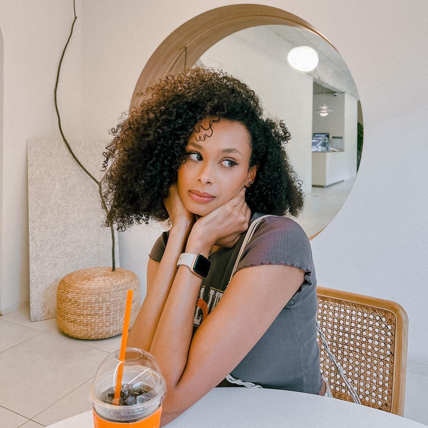 The moment when caf&eacute; dates become stressful... who can relate?
 
 
 
#curlyhairdontcare #curlyhairstyles #외국인모델 #흑인모델 #afrohairstyles
