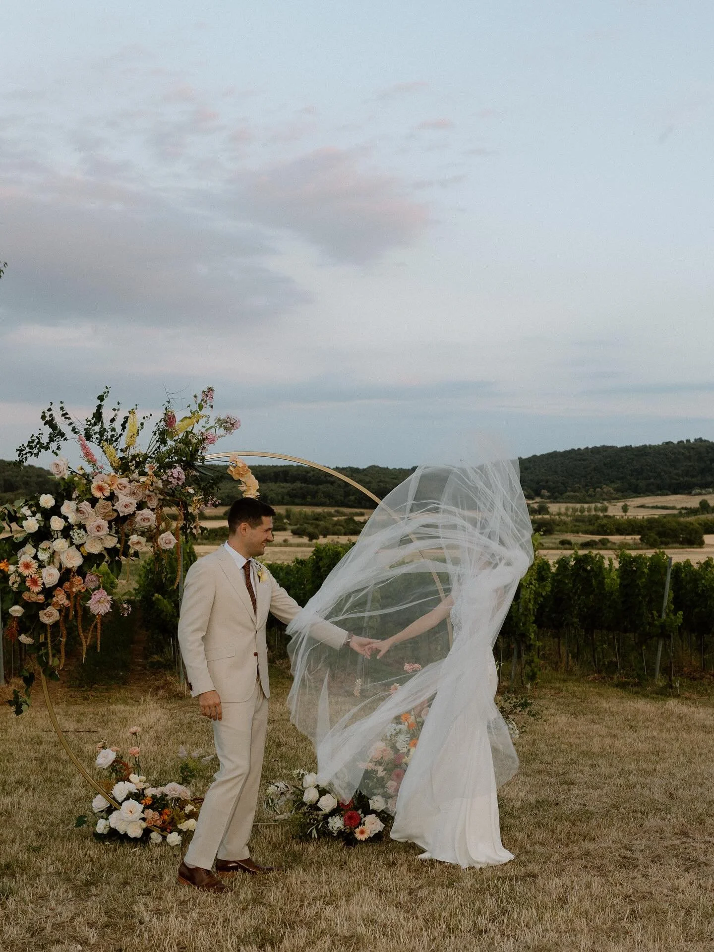 When the veil steals the show 🏹🤍

Lovers: @sztrezii x @amatolcsy 

Dream Crew 🫶🏻:
Planning: @weddingsbylillakalmar 
Venue: @sentio_birtok_eskuvohelyszin 
Church: Asz&oacute;fői Szent L&aacute;szl&oacute; templom
Catering: @astoncatering 
Friday d