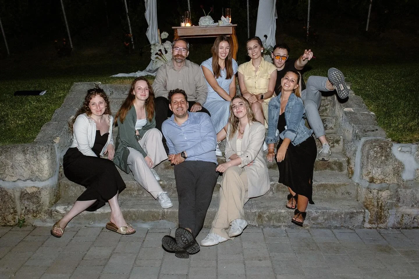 2025.06.07-&eacute;n Annamari &eacute;s B&eacute;ci csod&aacute;s esk&uuml;vője ut&aacute;n a R&oacute;kusfalvy Birtok l&eacute;pcsőj&eacute;n z&aacute;rtuk a napot 🤍  #stafflife 

Lovers: @annamaria_markoczy x @blorincz_ 

Dream Crew 🫶🏻;
Pla