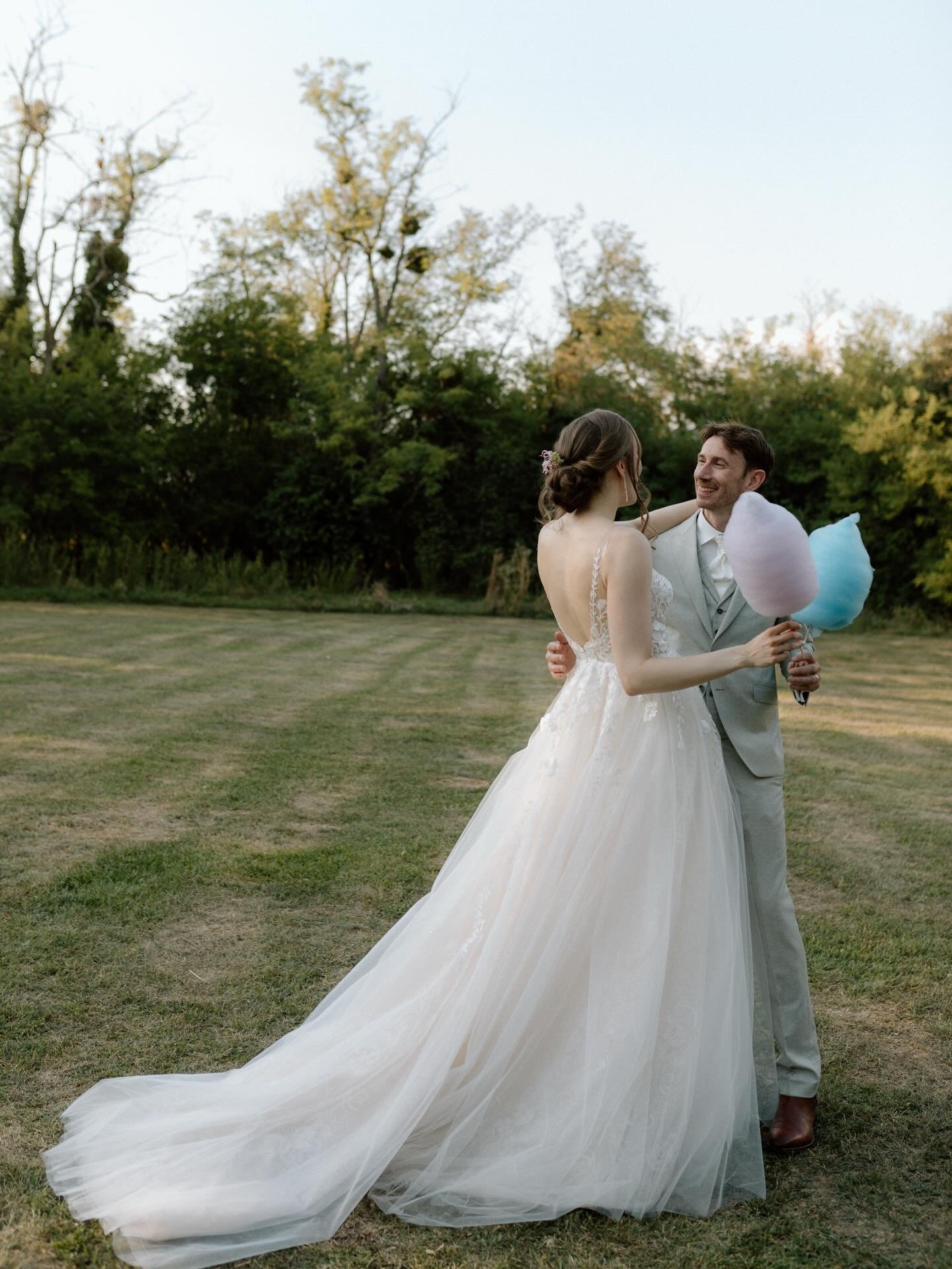 Pro tipp: mindig legyen vattacukor a k&ouml;zelben 🍭

Lovers: @nblankaf x Matthijs 🤍

Dream Crew 🫶🏻:
Planning: @weddingsbylillakalmar 
Venue-catering: @baberliget 
Photo: @petrapakophotography 
Film: @closerweddingfilm 
Decor, graphics: 