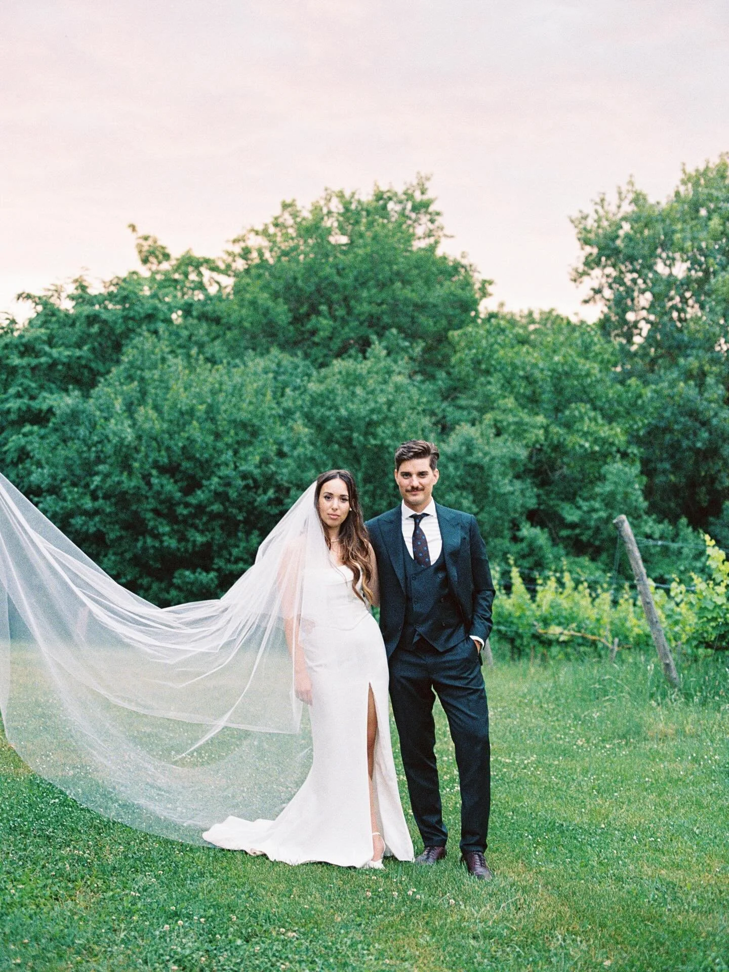 Eszter &eacute;s Claudio esk&uuml;vőj&eacute;n pasztell &aacute;rnyalatok, l&eacute;gies vir&aacute;gkompoz&iacute;ci&oacute;k &eacute;s finom textilek teremtettek időtlen, eleg&aacute;ns hangulatot. 🤍🦢

Lovers: @esztiuu x Claudio

Dream Crew ?