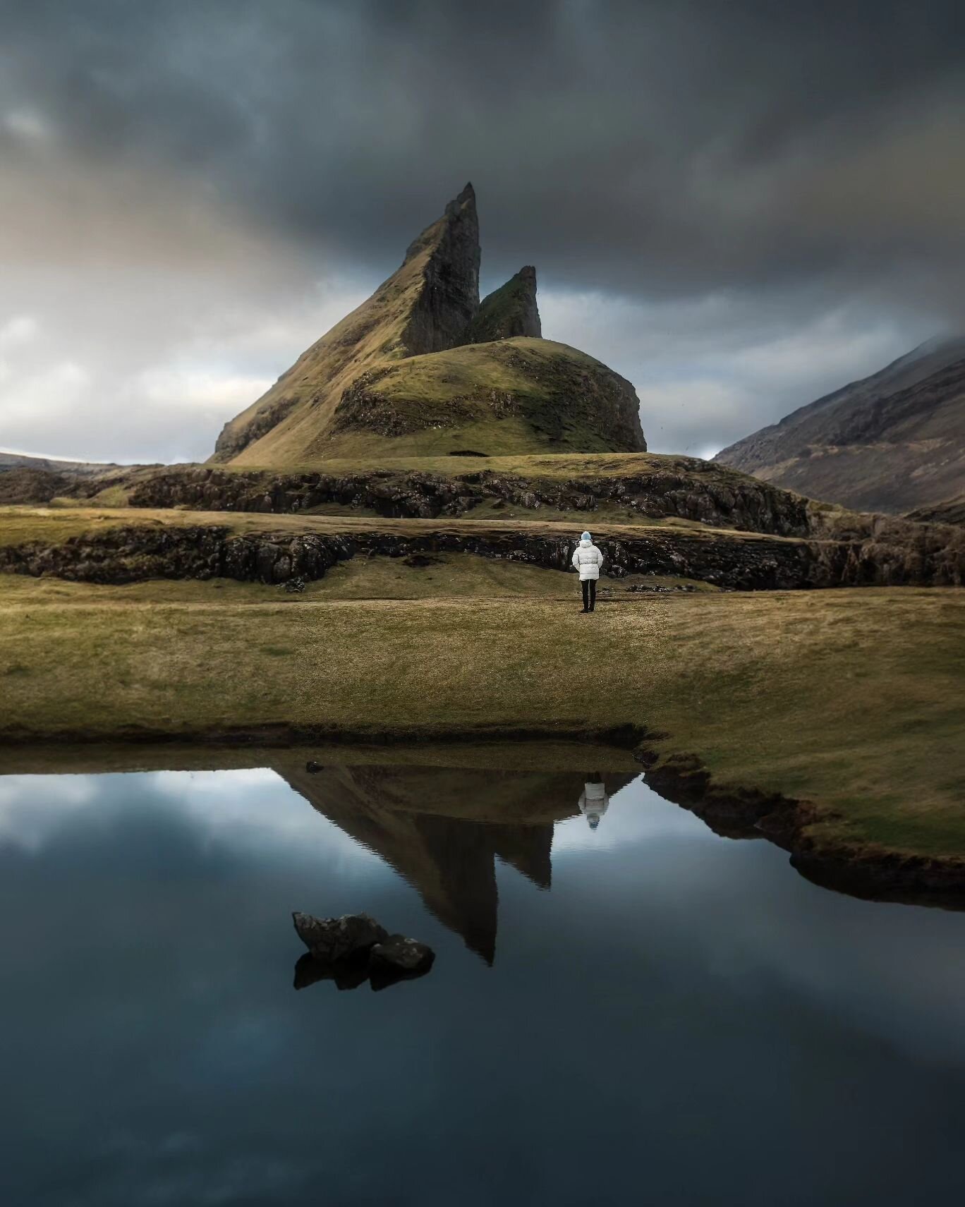 Reflections of Tindh&oacute;lmur 🪞🪞🪞
The place to reflect, relax and recharge. Get lost in the mesmerizing charm of Tindh&oacute;lmur, an islet in the Faroe Islands that feels like it's straight out of a fairytale. With its jagged cliffs, lush gre