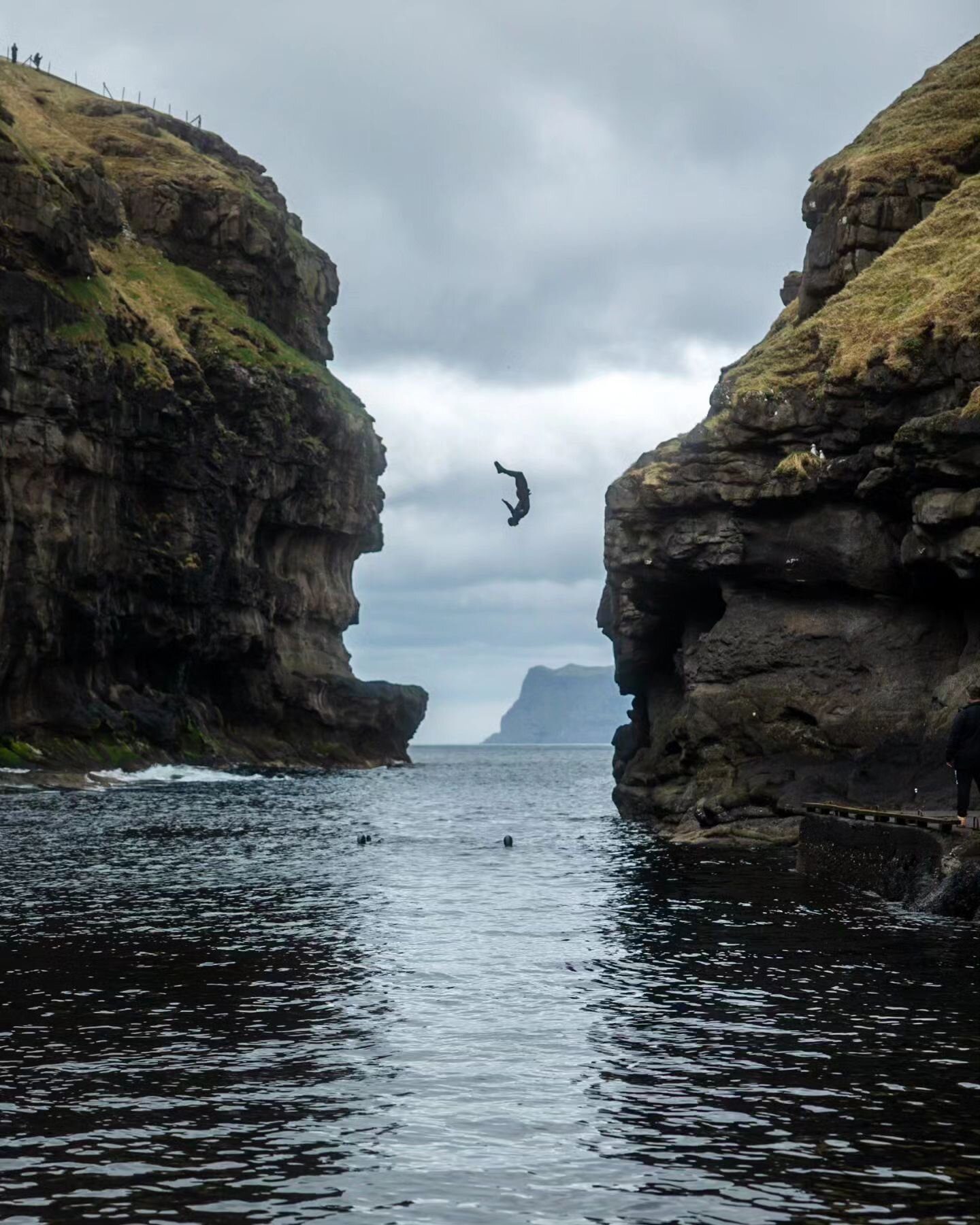Cliff jumping and rappelling in the gorge in Gj&oacute;gv 🙌