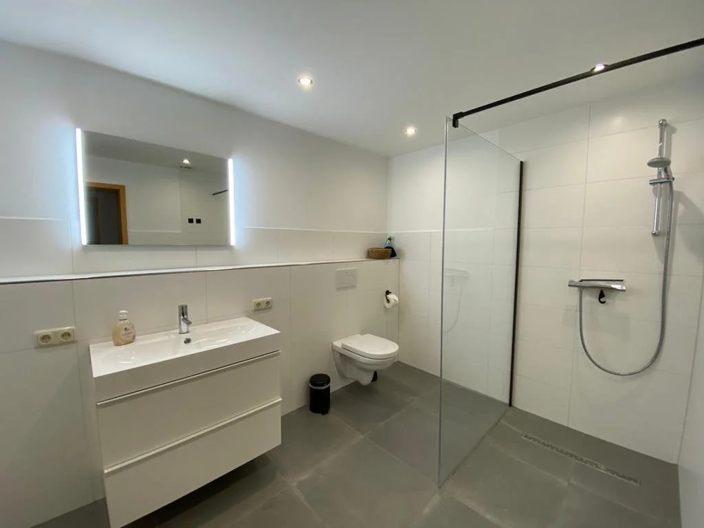 Badezimmer mit ebenerdiger Dusche