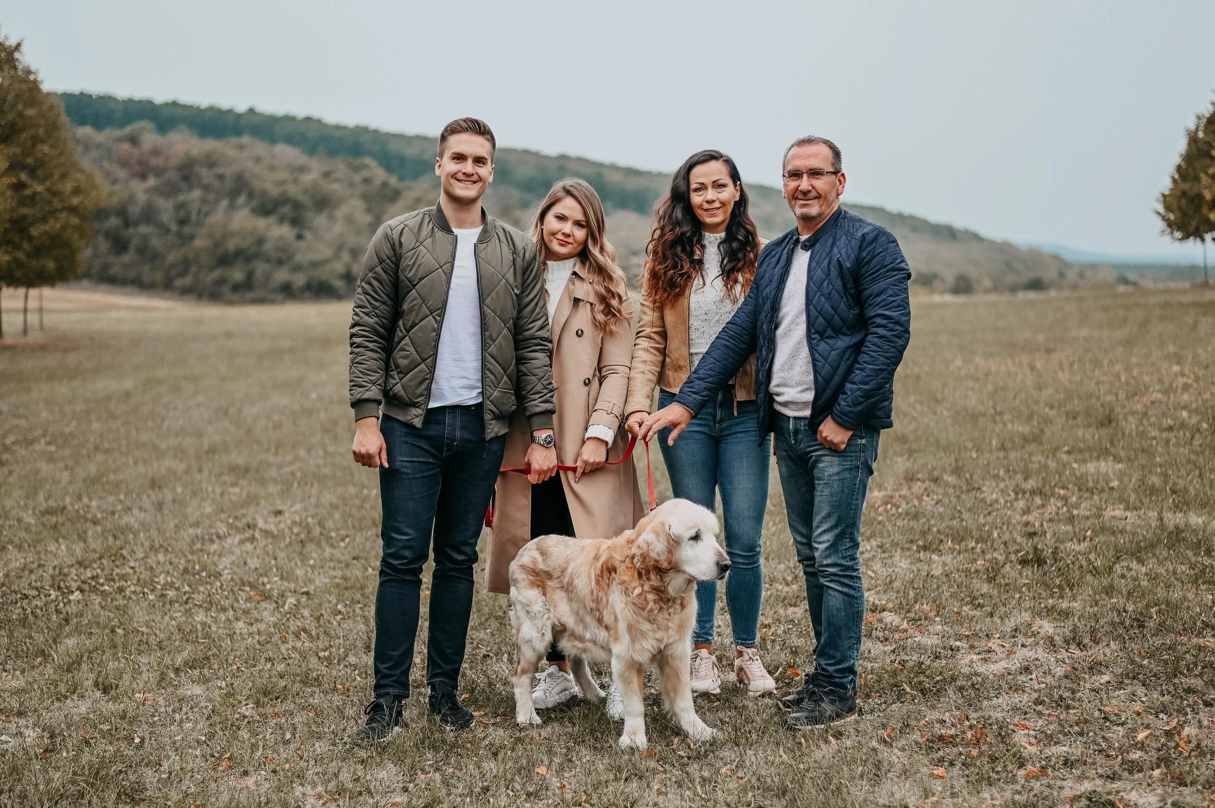 kültéri családi fotózás kutyával Sopronban