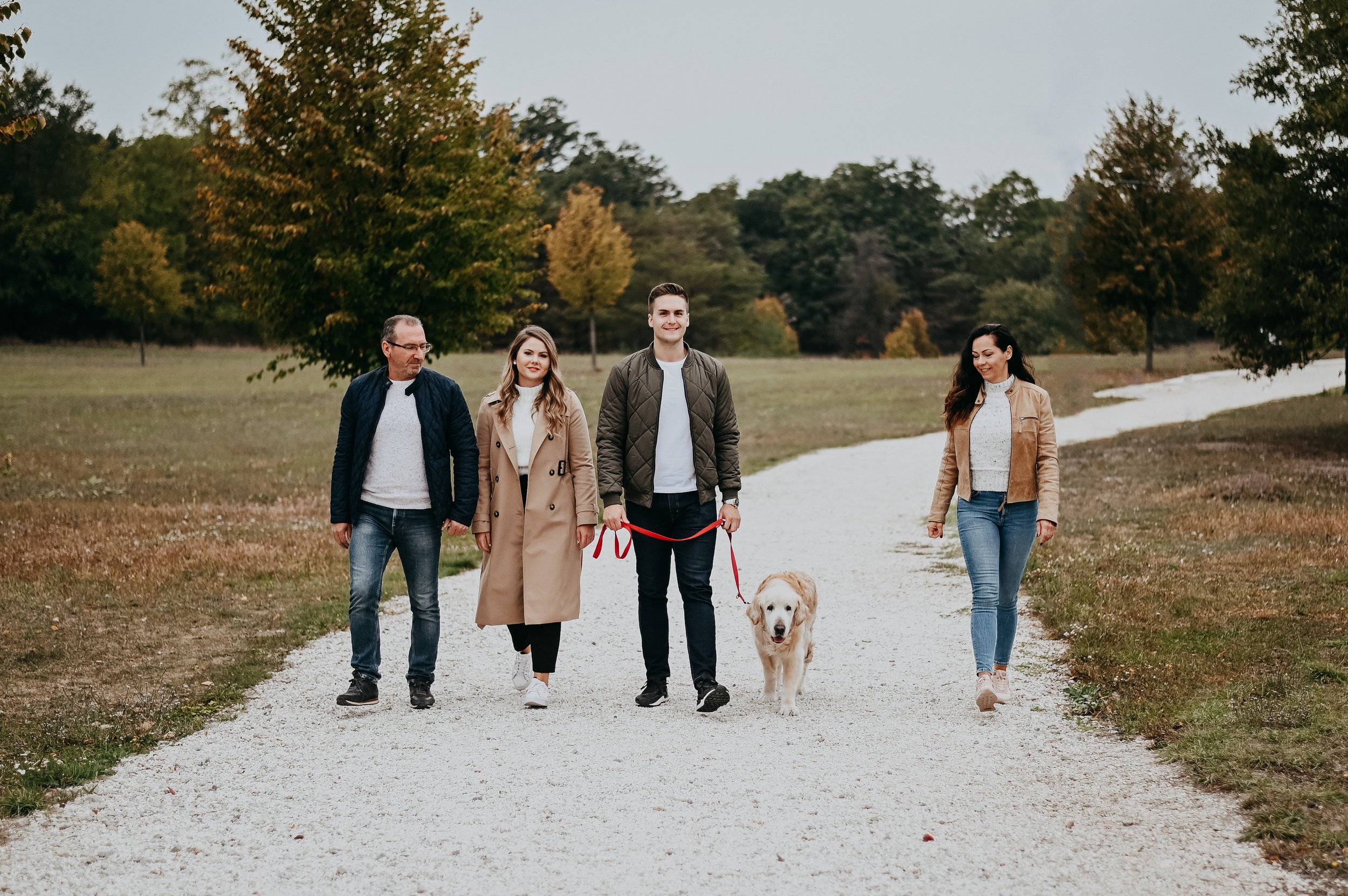 kültéri családi fotózás kutyával Sopronban