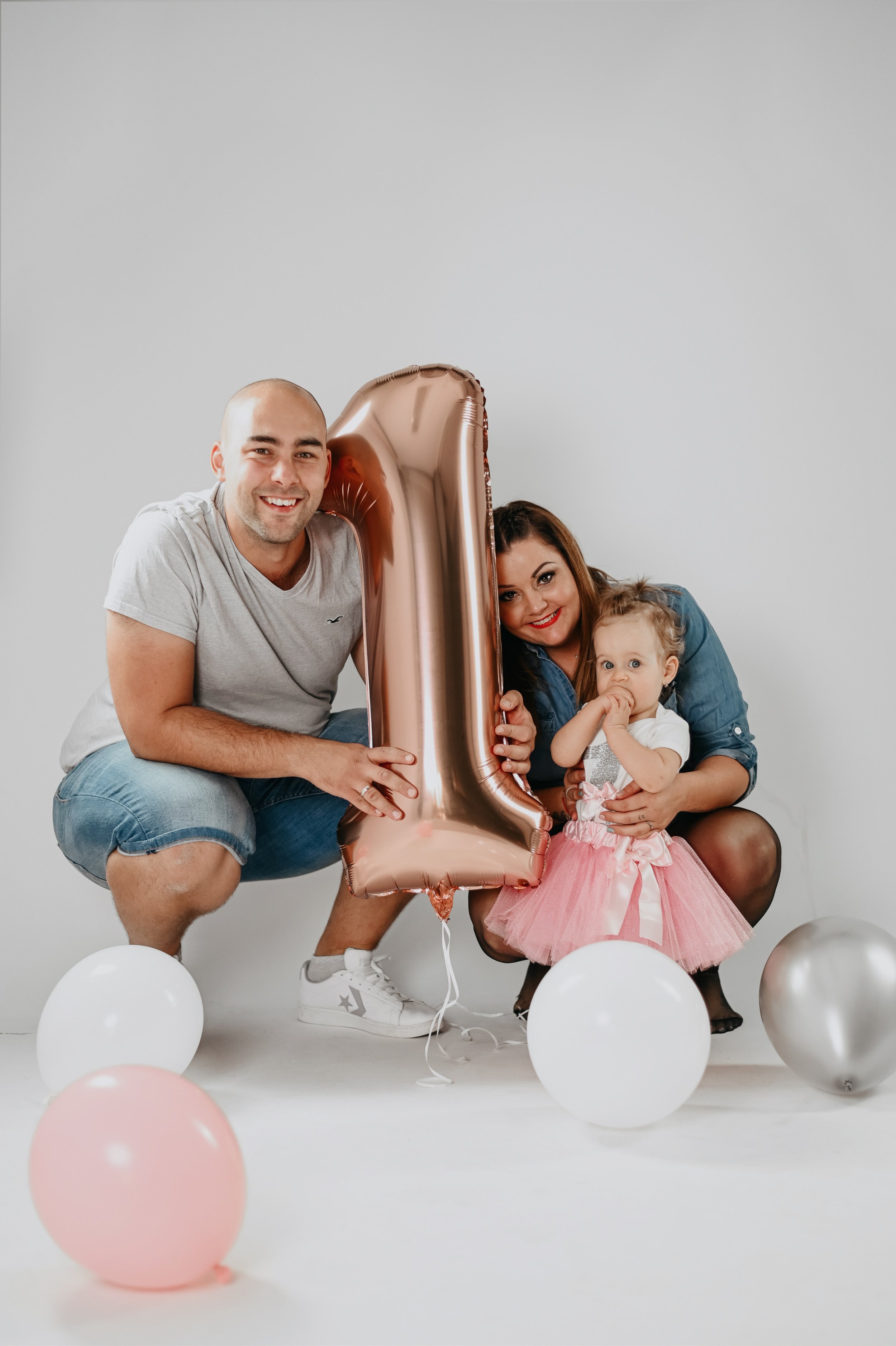 stúdiós családi fotózás első születésnap alkalmából Sopronban