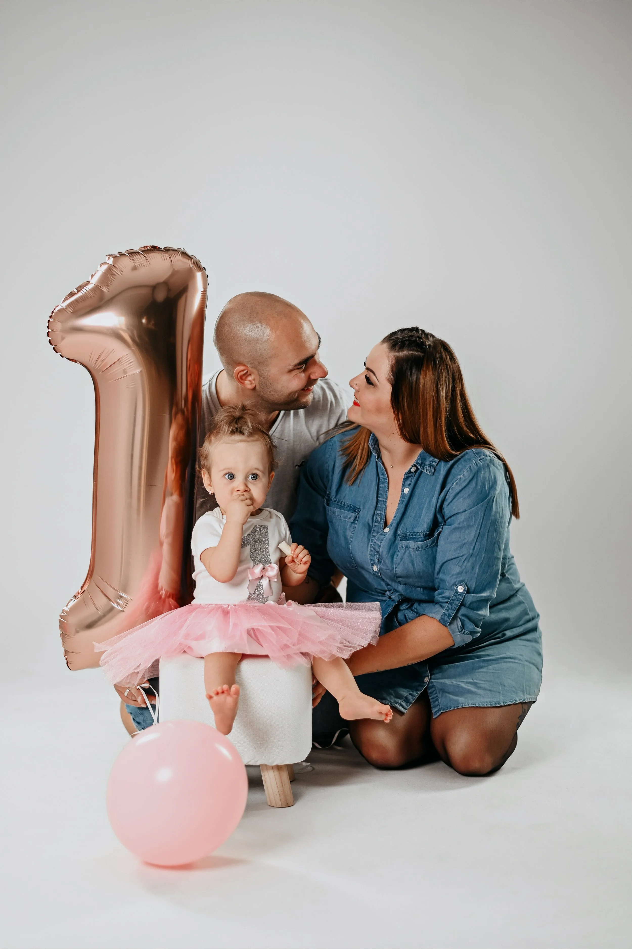 stúdiós családi fotózás első születésnapra