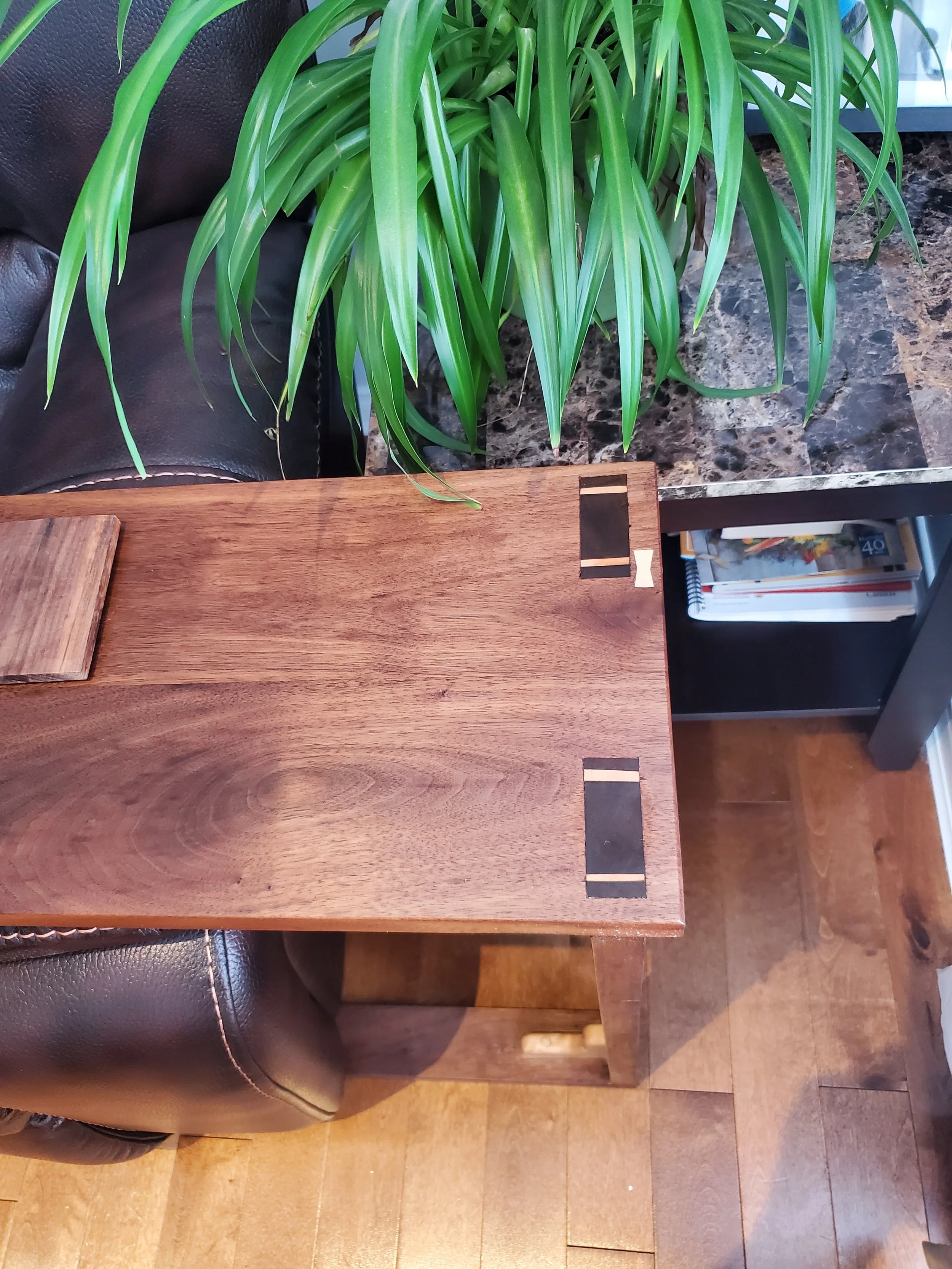 Petite table de sofa en Noyer Noir