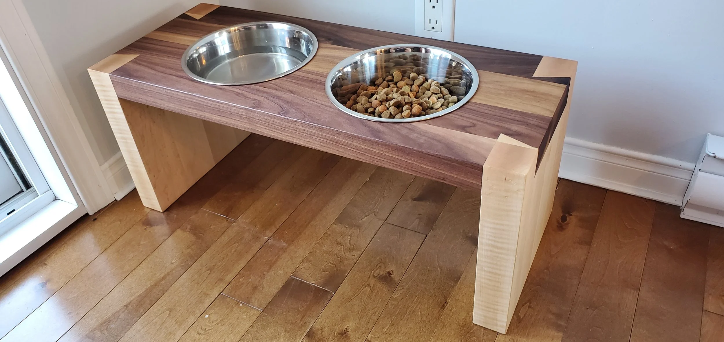 Support à bols pour chien en Noyer Noir et Érable