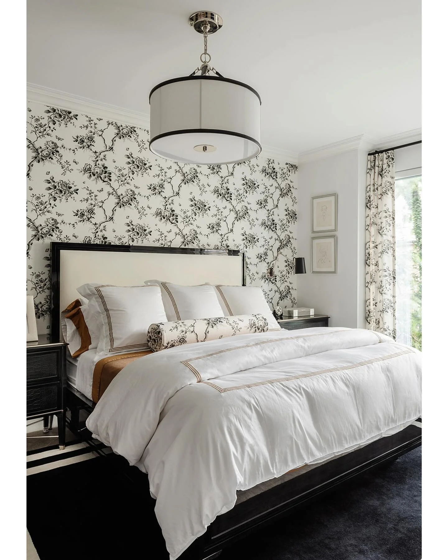 A cozy retreat designed to make NYC living feel warm and inviting. The thoughtful layers invite you to pause and stay a little while. 

Interior Design: @nicolehopperinteriors 
Photography: @lindapordonphotography 

#nycliving #nycinteriordesign #bed