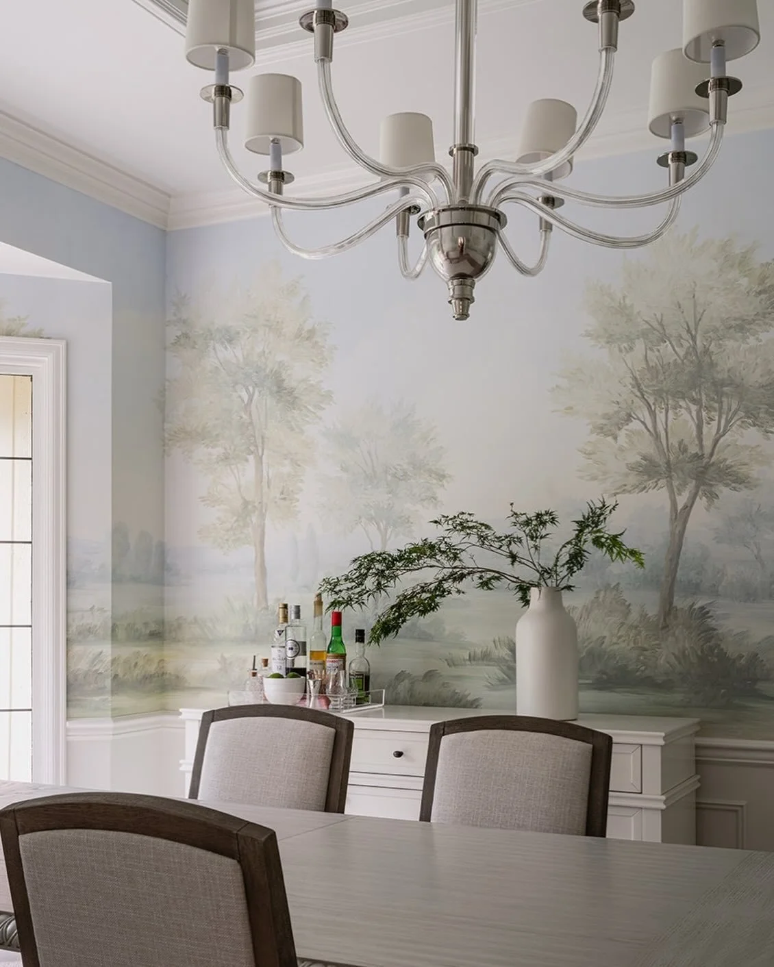 A gorgeous paper backdrop that breathes life into every moment. This is the perfect setting for slow tea parties and long dinners that turn into late nights.

Interior Design: @nicolehopperinteriors 
Photography: @_karamercer 

#wallpaper #mural #int