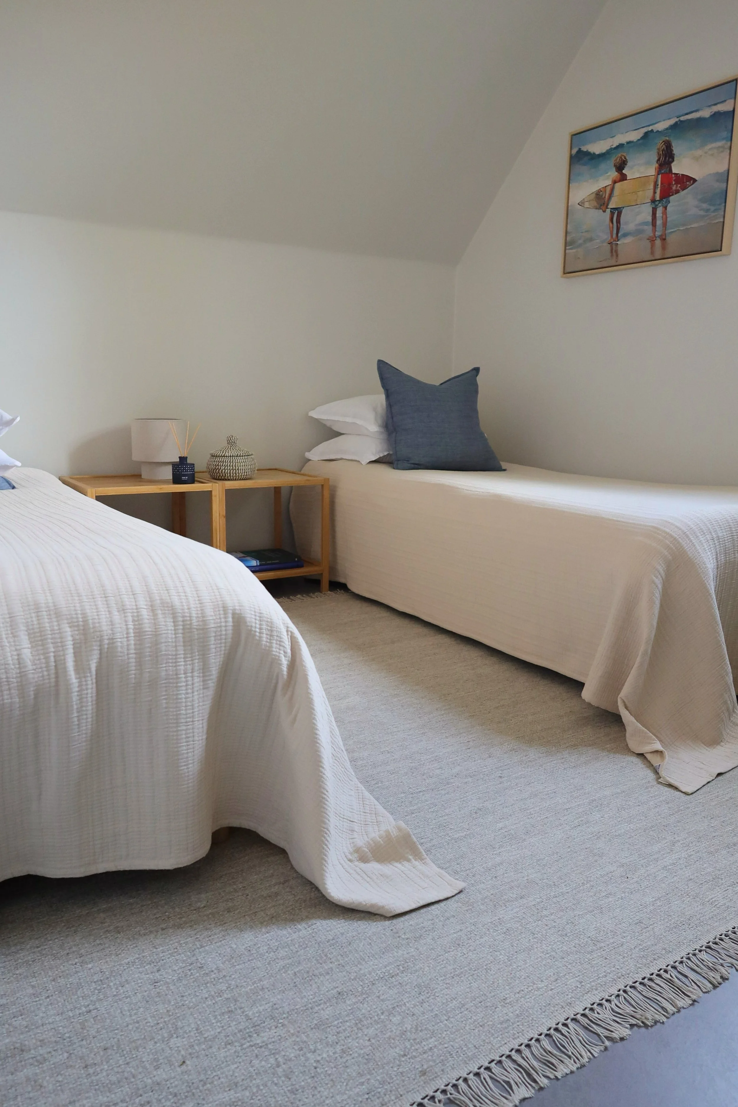 Coastal scandinavian bedroom