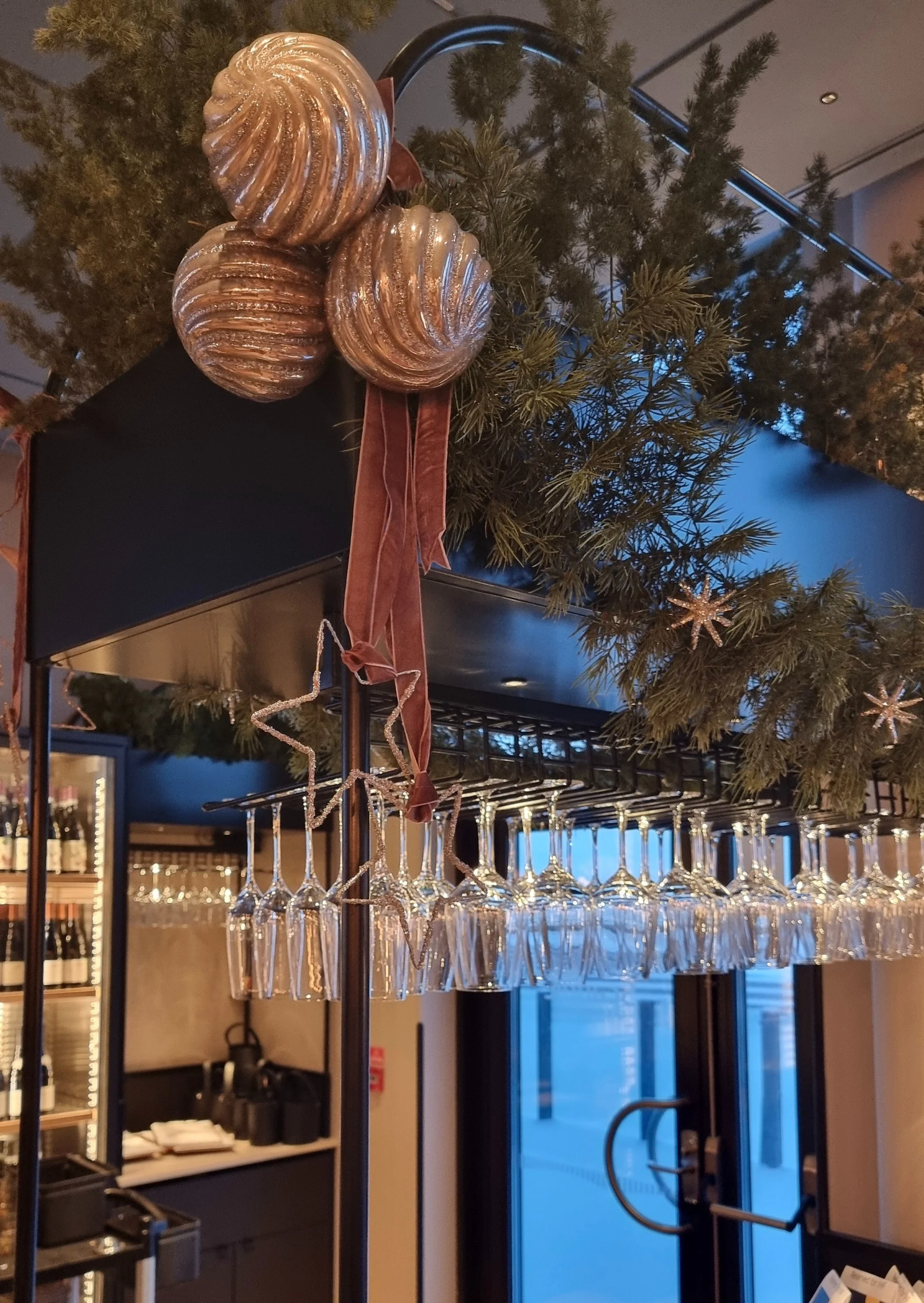 Julpyntad restaurang på Scandic LENA GRAN DESIGN I ORGANISERING ...