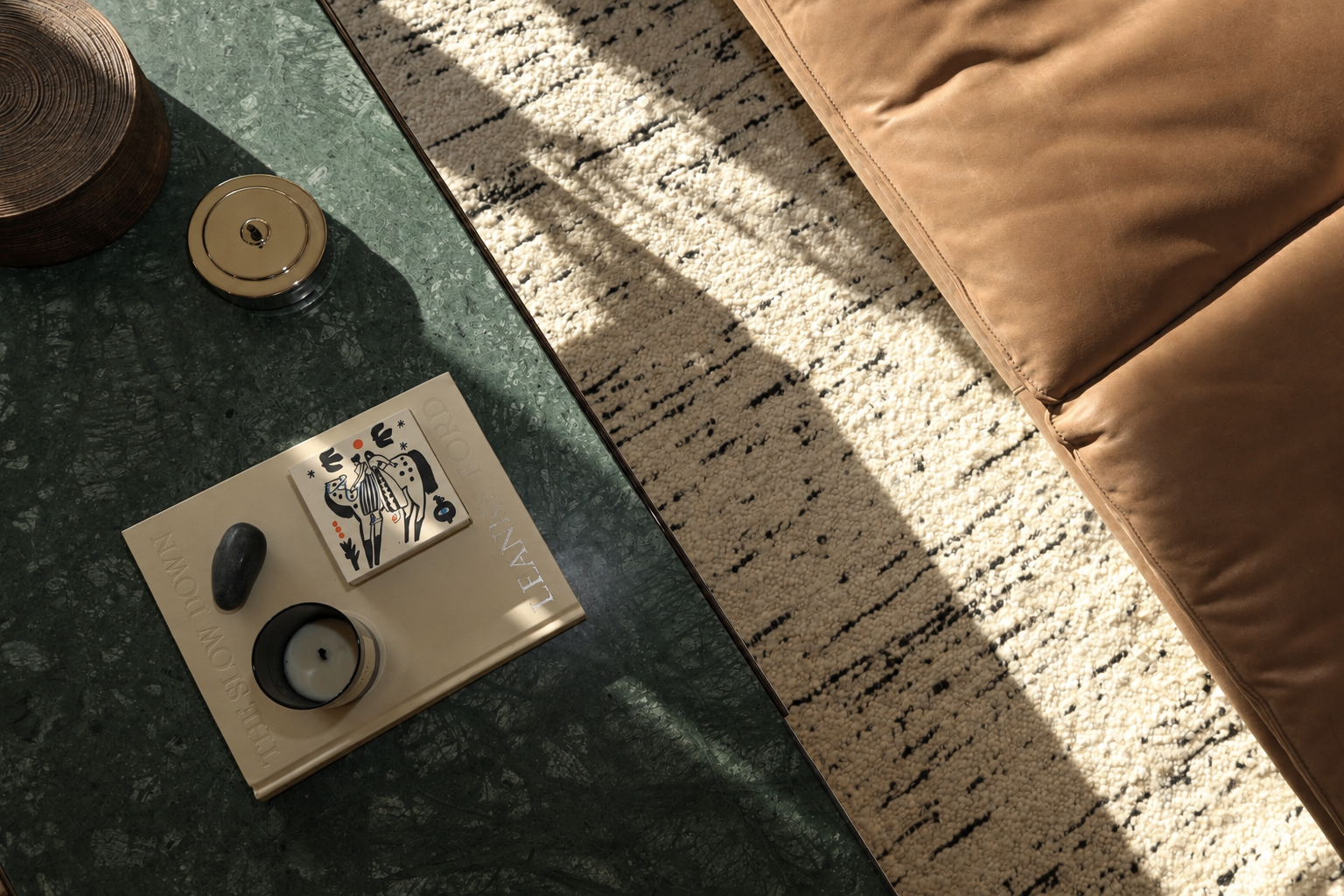Sunlit++Living+Room+Vignette.png