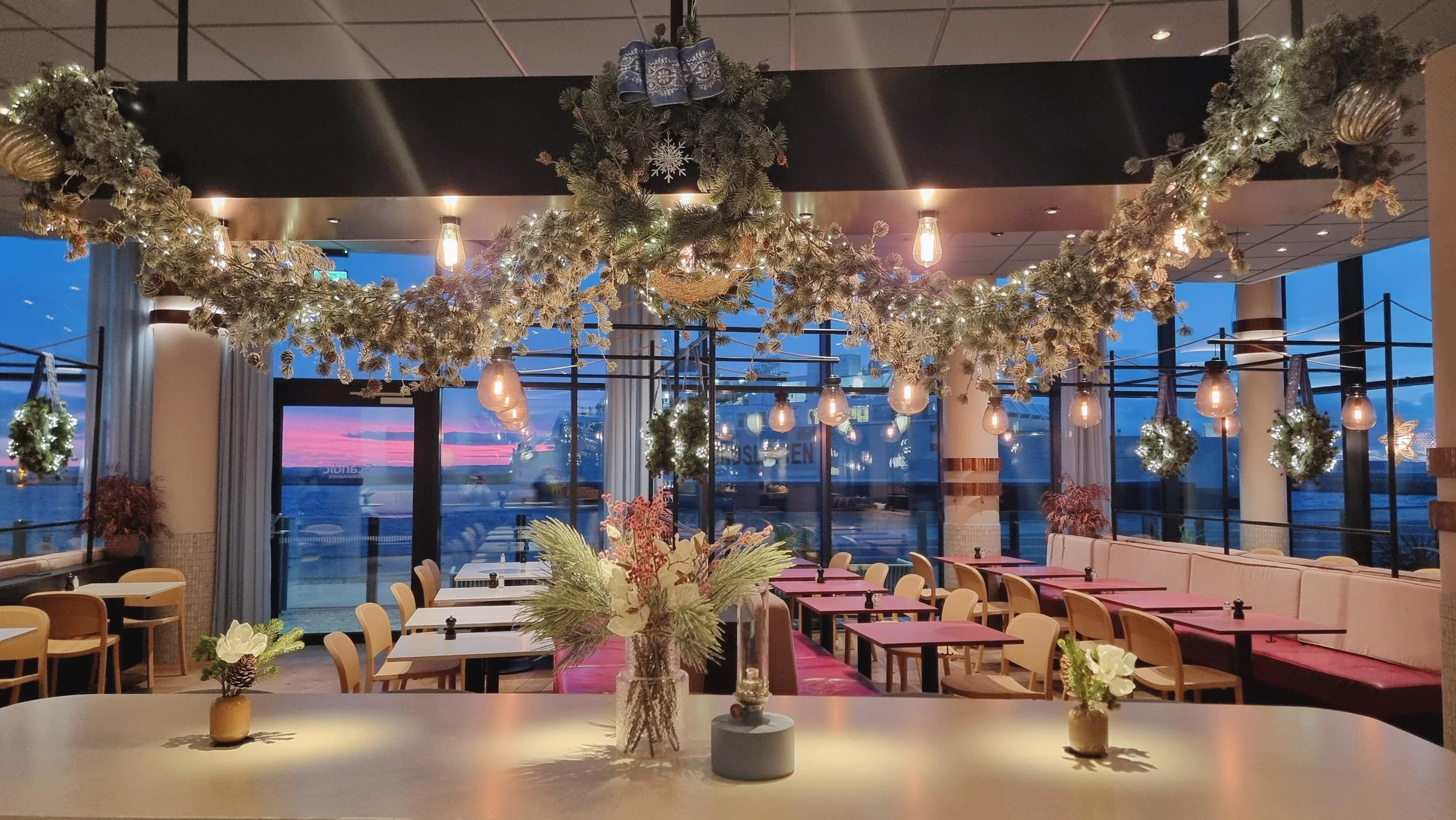 juldekorerad Scandic hotellrestaurang bar