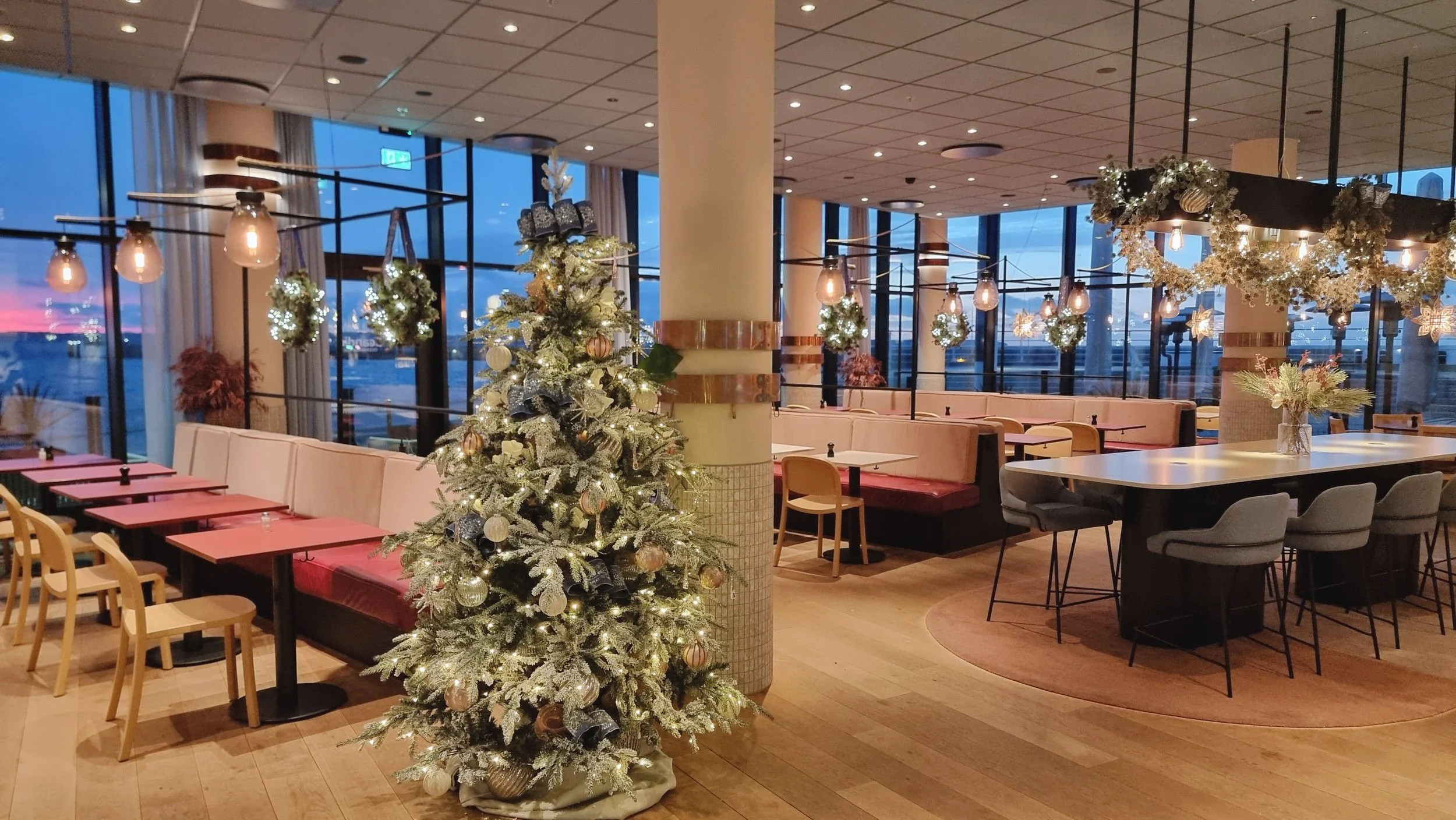 juldekorerad Scandic hotellrestaurang