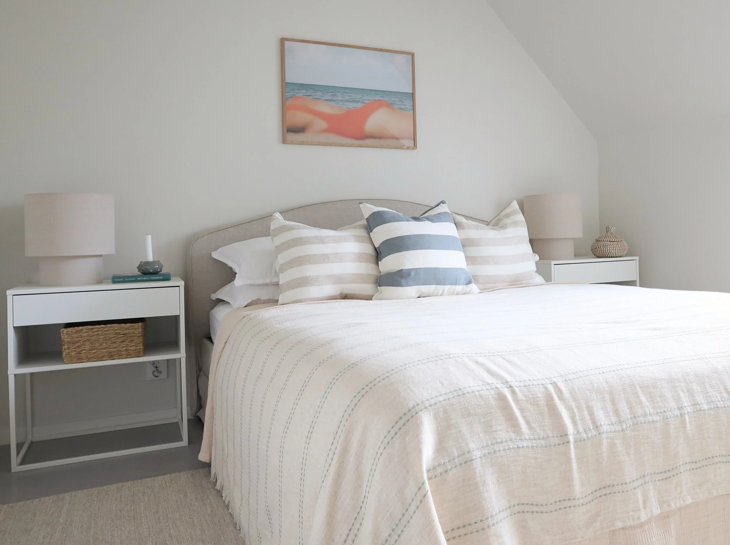 Coastal scandinavian bedroom