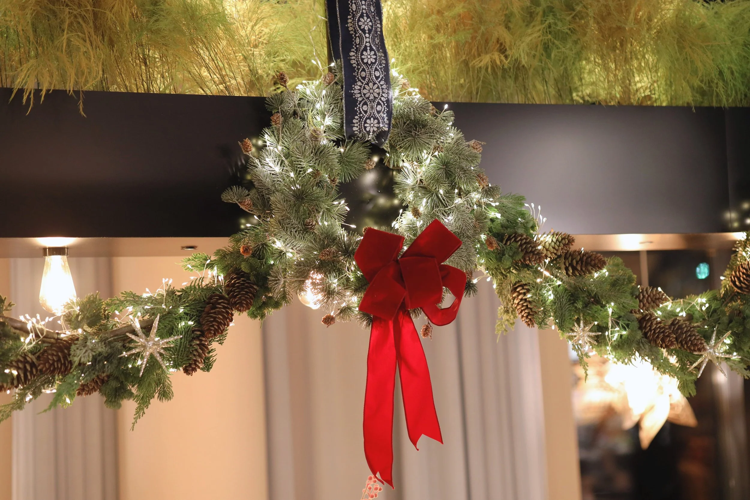 mysig juldekorerad hotellbuffé