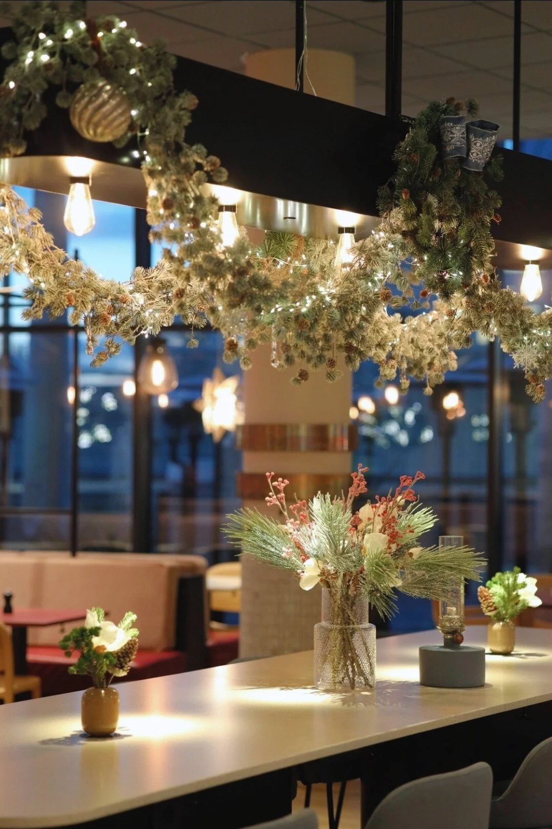 juldekorerade hotellrestaurangbarer