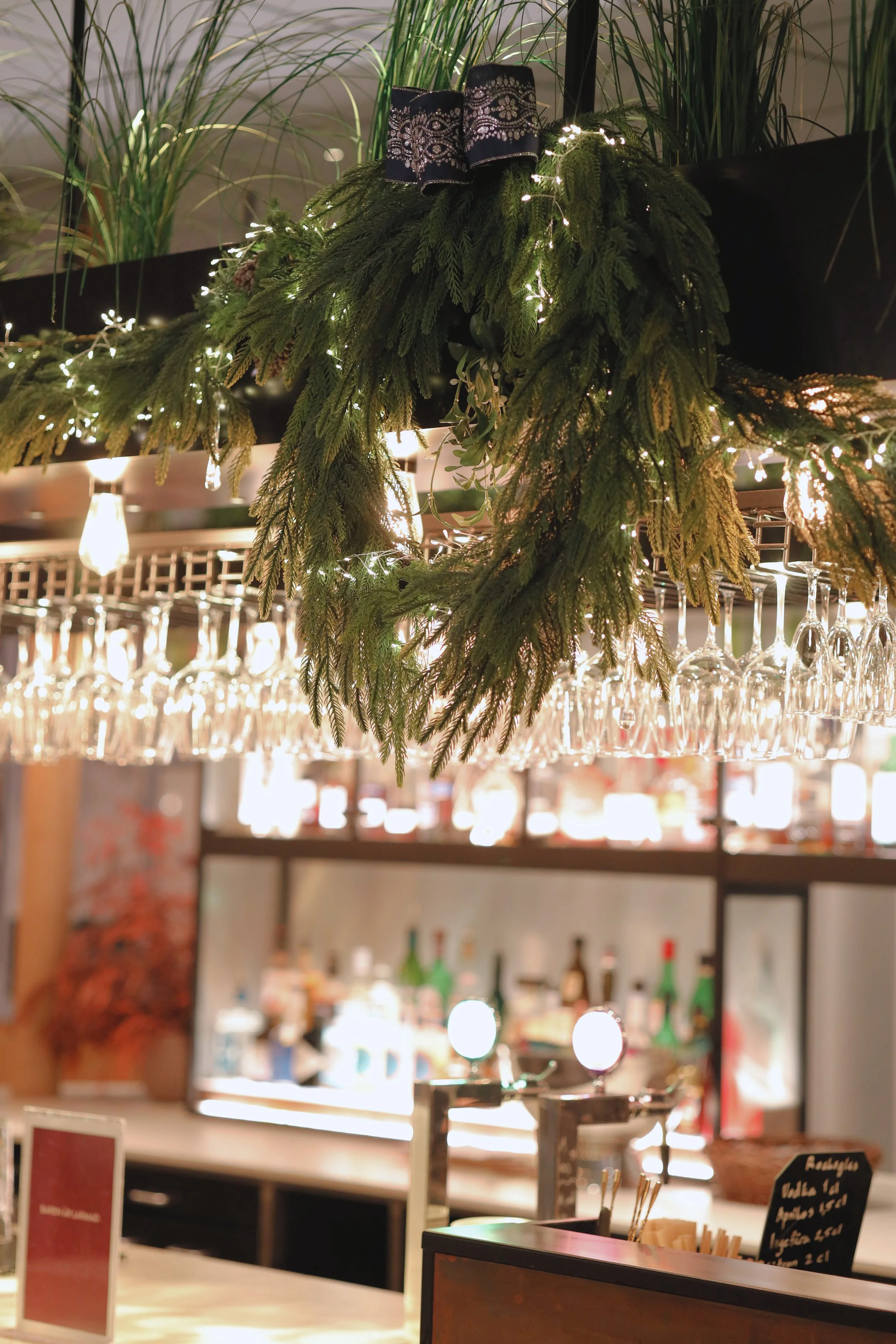 juldekorerad hotellbar