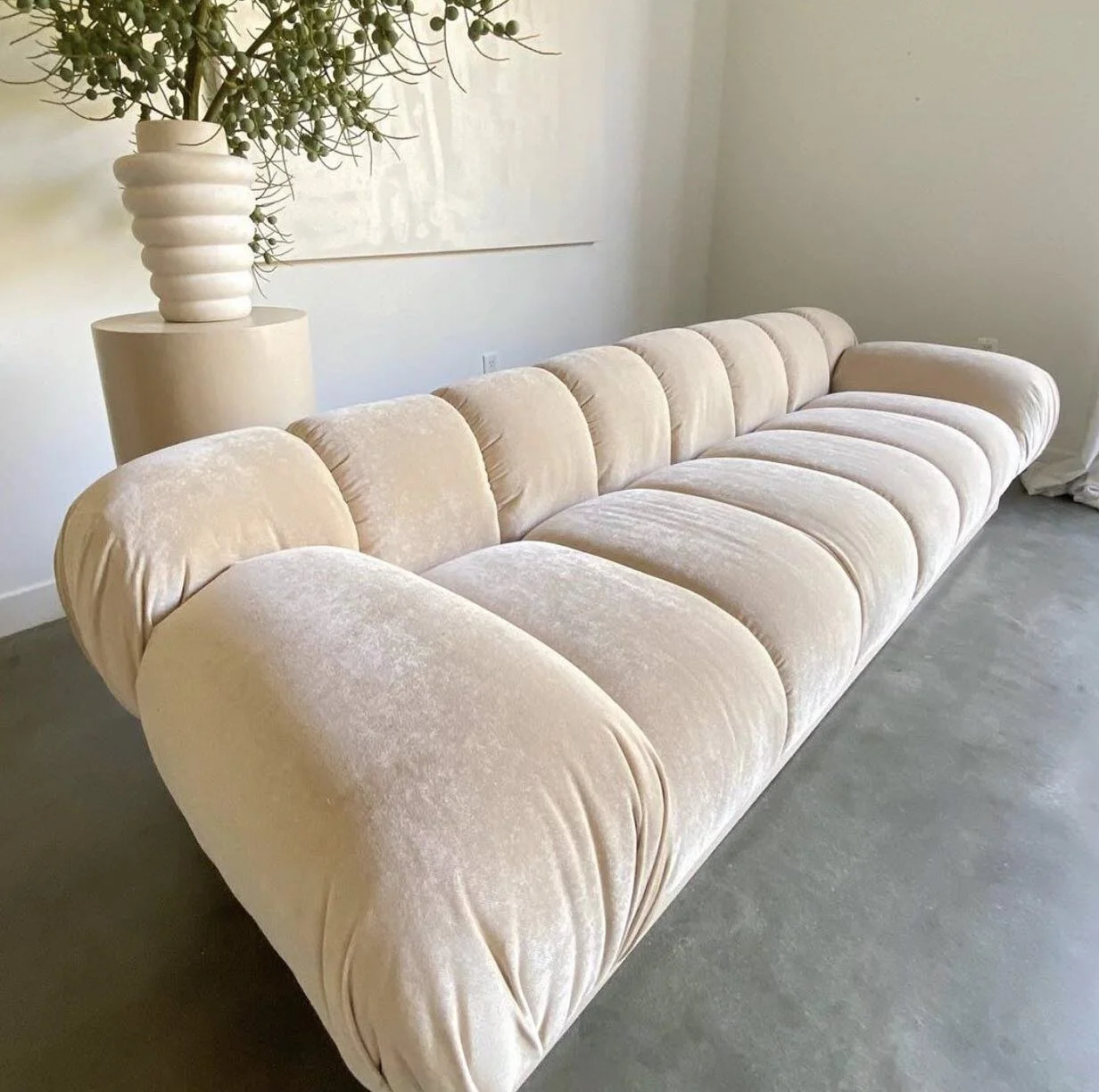 For this week's interior design photo dump, the category is: dreamy couches. 🤝