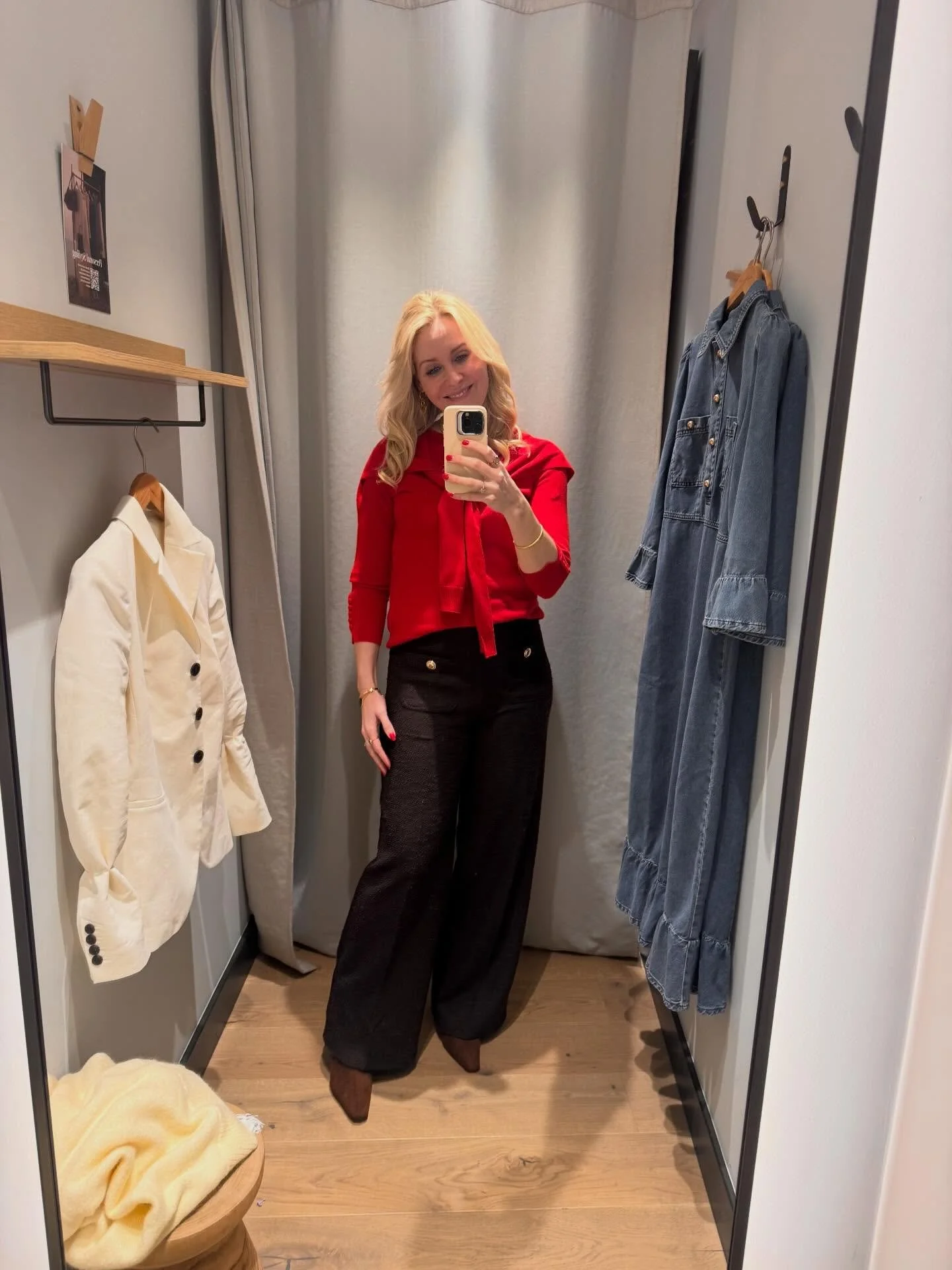✨ Happy Friday ✨ 

Was very tempted to buy this gorgeous red scarf jumper from @mintvelvet - but I don&rsquo;t need ANOTHER red jumper 😂 but if you do, it&rsquo;s in the sale! Perfect for a Spring 😘😘😘

So happy it&rsquo;s nearly the weekend!! Wha