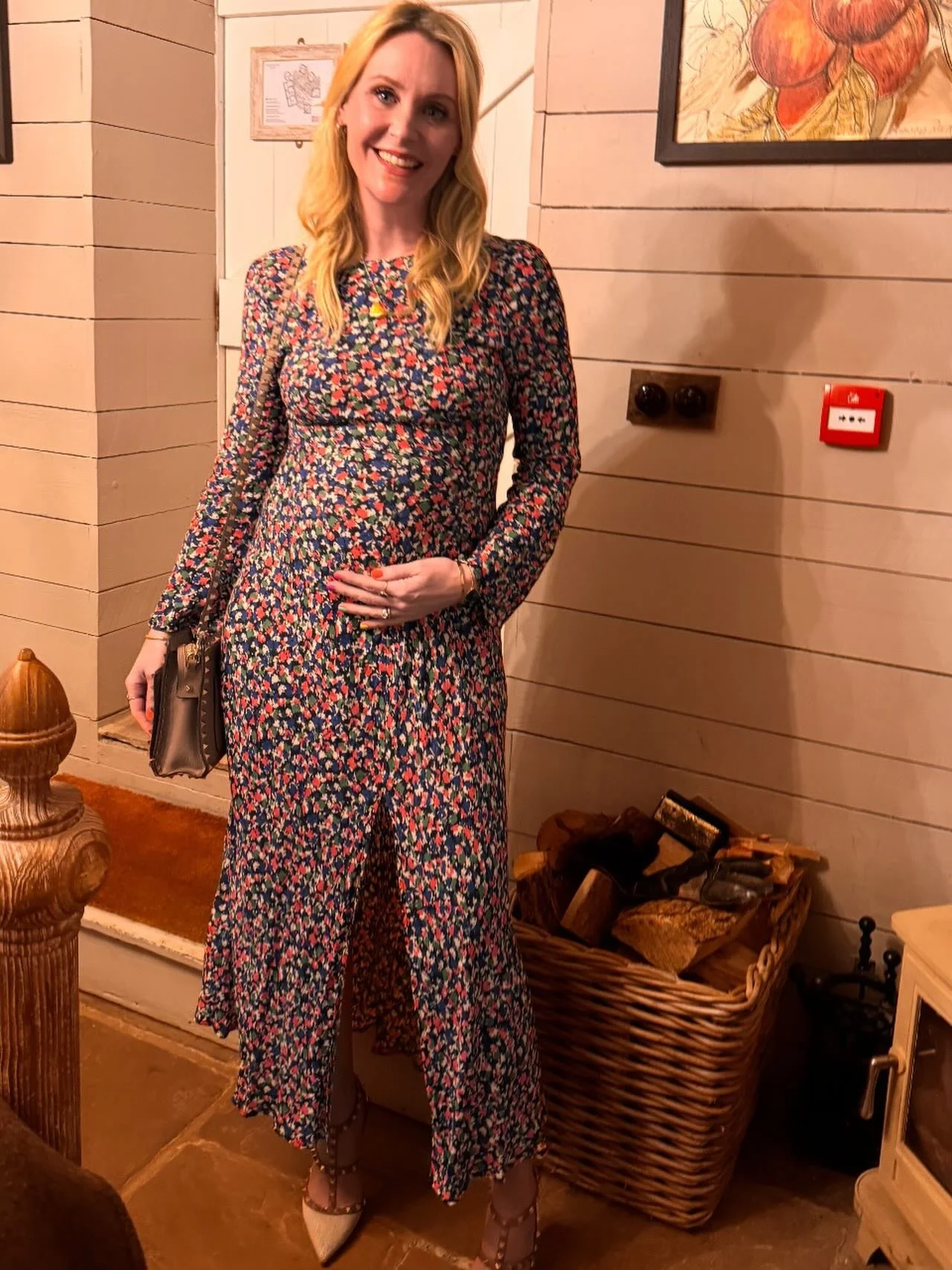 Happy Sunday and Happy Easter lovely ones 🐣💐🍫 Possibly my favourite celebration - chocolate for breakfast 😋 

Tonnes of love from me (&amp;bump!)

❤️☀️❤️☀️❤️☀️