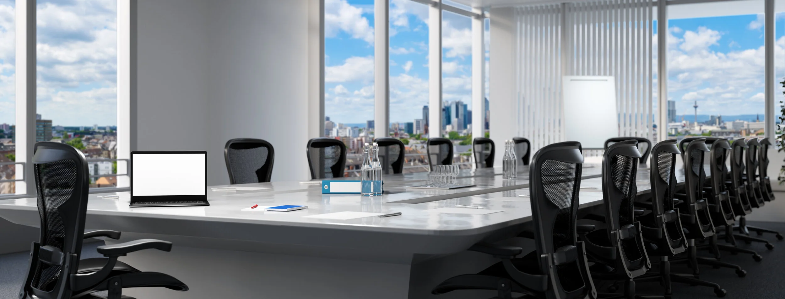 Konferenzraum mit Computer Monitor auf Tisch