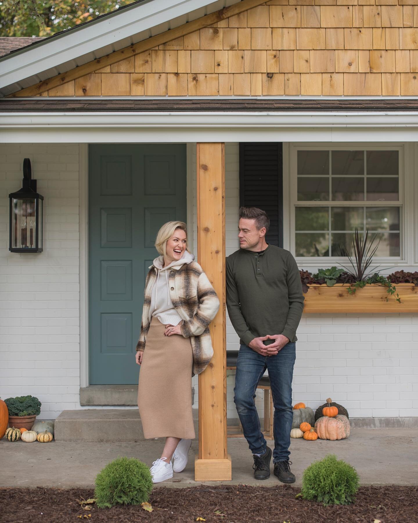 Is it too soon to say that I&rsquo;m excited for fall? 😬🤣 I mean, I LOVE summer, but who else is ready for crisp air, colourful leaves 🍂🍁 and most importantly, big cozy sweaters?! 🙌🏼🙌🏼

Outfit from @aritzia ❤️

#lifestyle #fallfashion #sweate